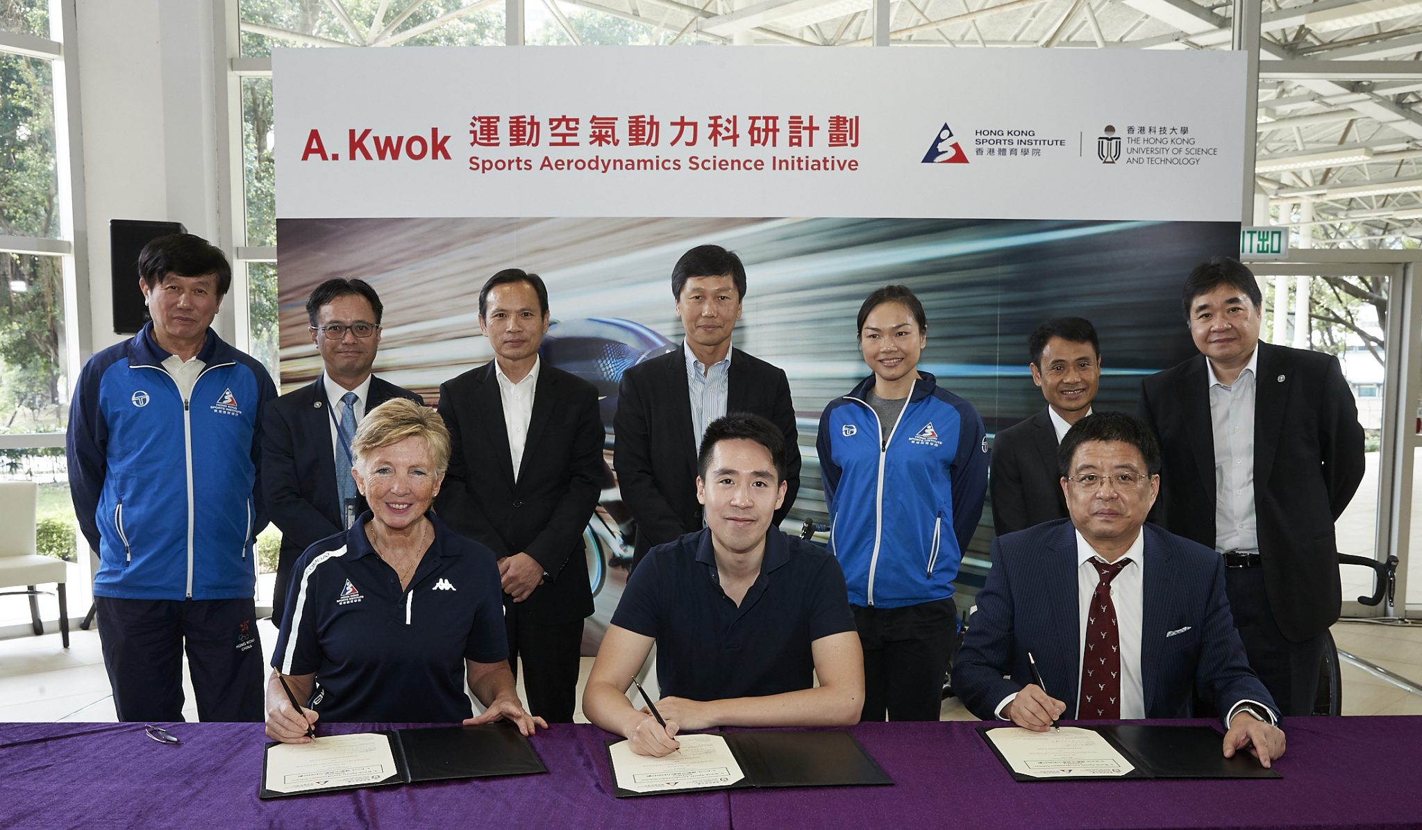 (Front row, from left) HKSI Chief Executive Dr. Trisha LEAHY, Mr. Adam Kwok Kai-fai, Executive Director of Sun Hung Kai Properties and Prof. ZHANG Xin, Chair Professor of Department of Mechanical and Aerospace Engineering of HKUST signs the agreement.