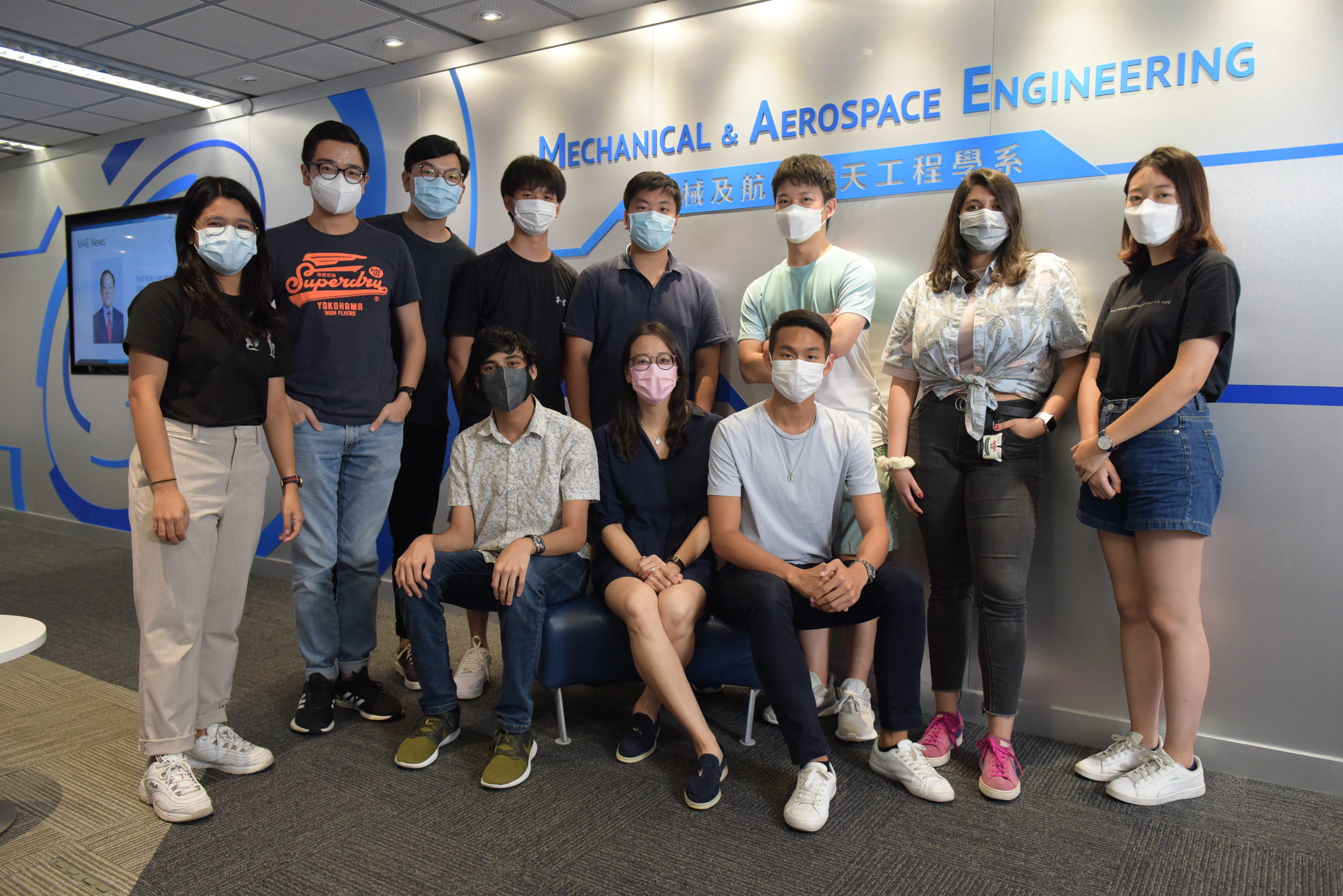 Rhea LIEM教授（前中）及其学生于科大机械及航空航天工程学系合照。