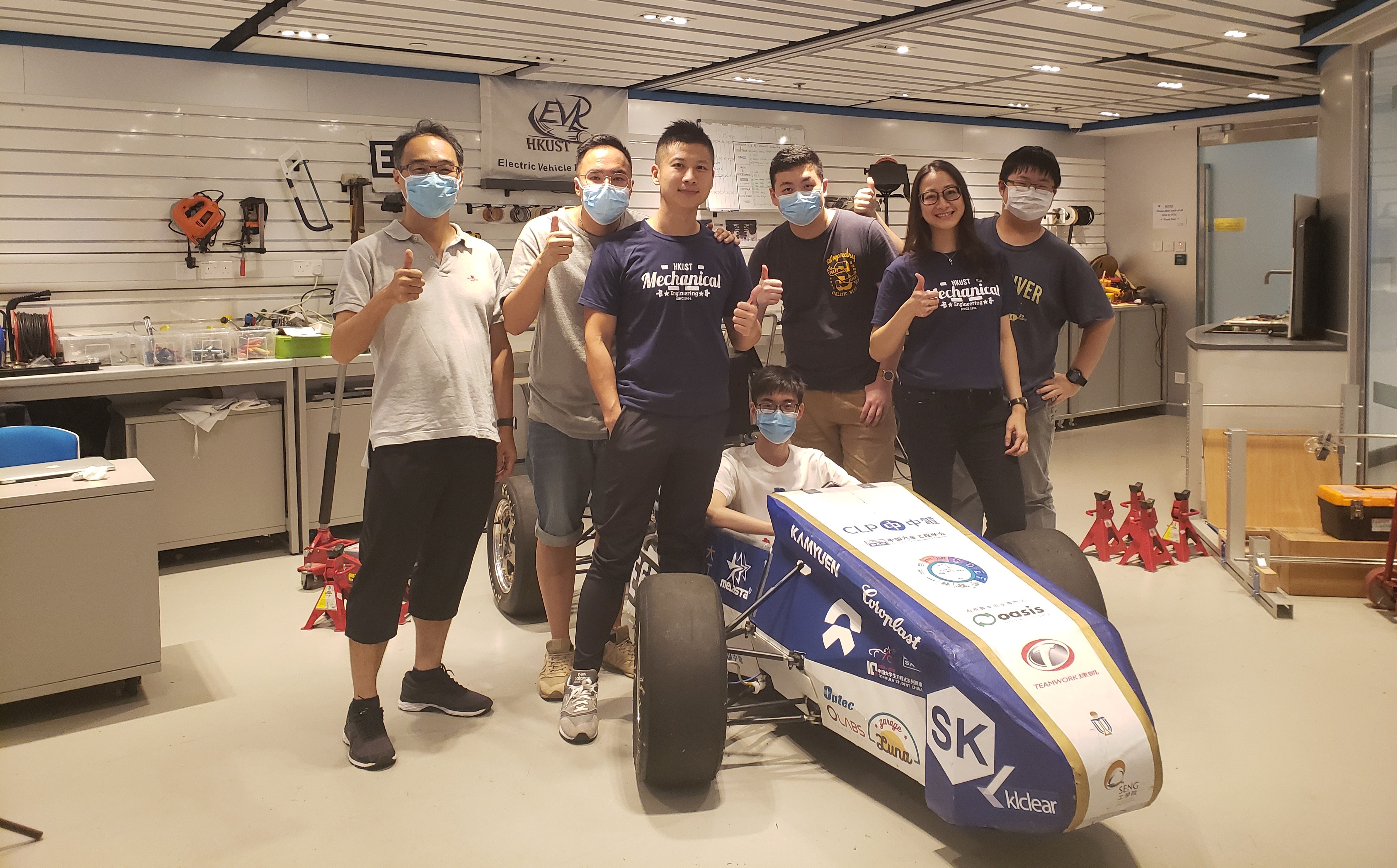 Rhea LIEM教授（右二）与机械及航空航天工程学系的电动车团队合照。