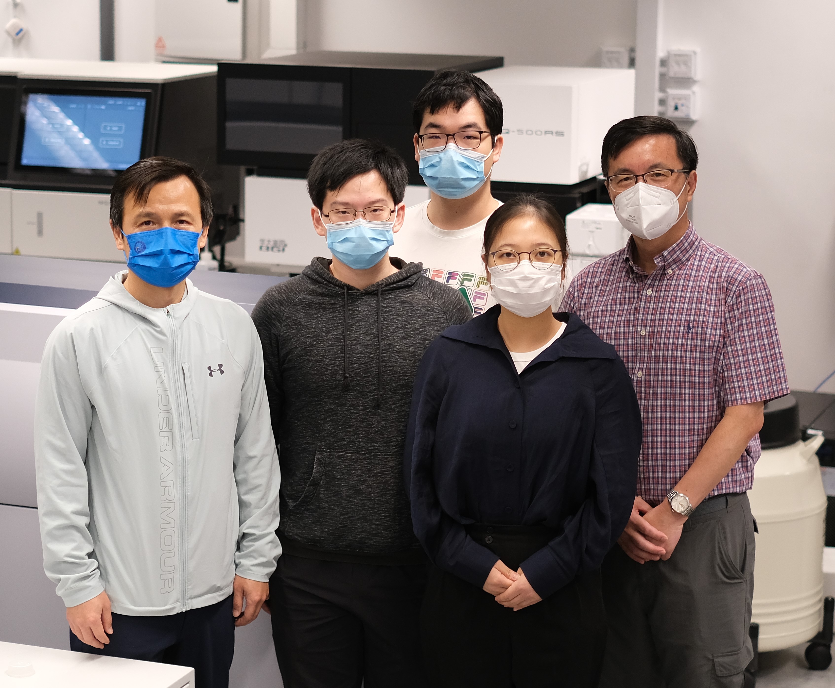 領導是次研究電子及計算機工程學系教授瞿佳男（右）和生命科學部副教授劉凱（左），以及論文的第一作者、電子及計算機工程學系博士生（右二）吳婉潔