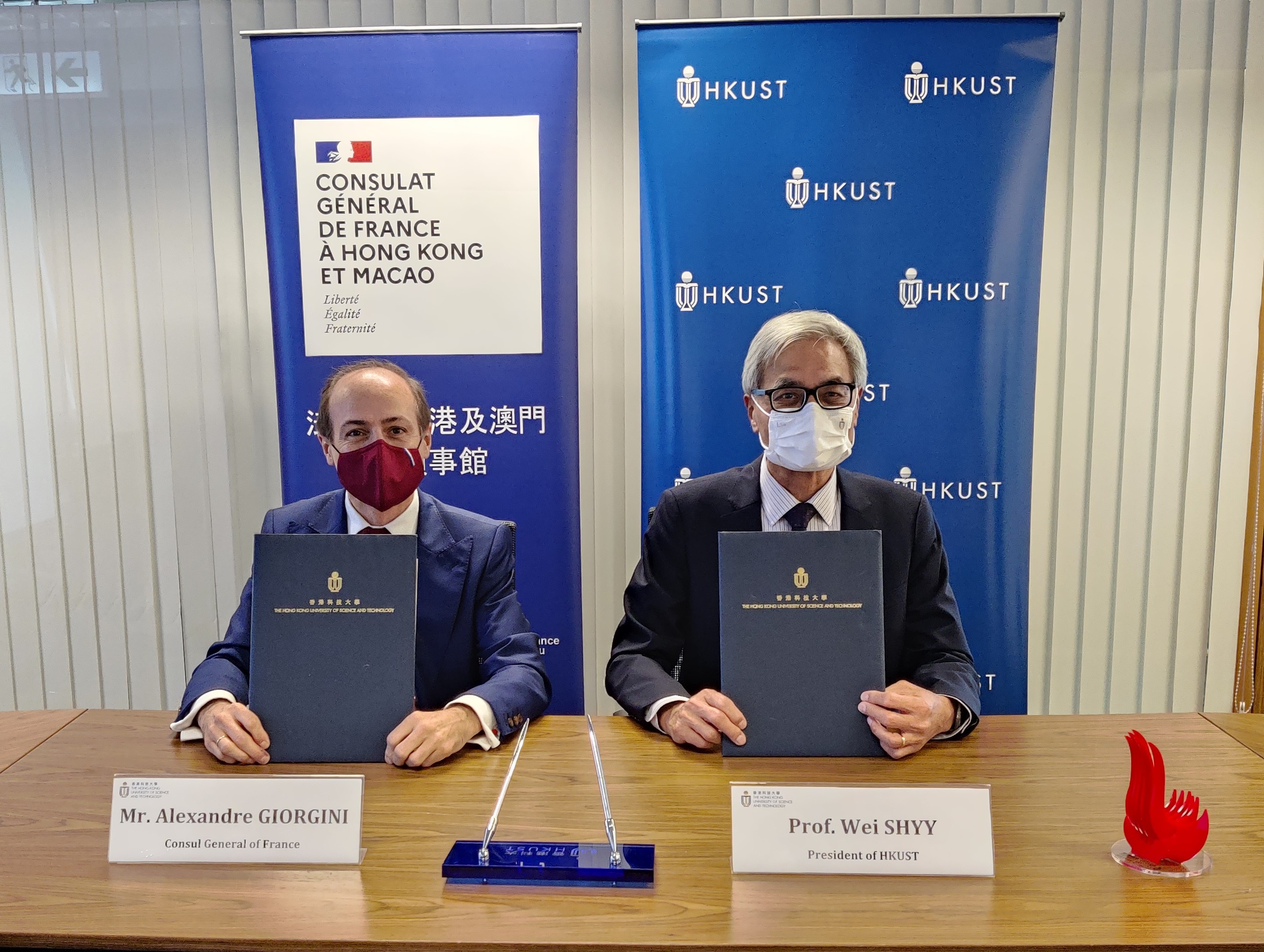  科大校長史維教授(右)與法國駐港澳總領事官明遠先生(左)，簽署一份新的合作備忘錄，於可持續發展、教育、研究及創新科技加強並擴大合作範疇。