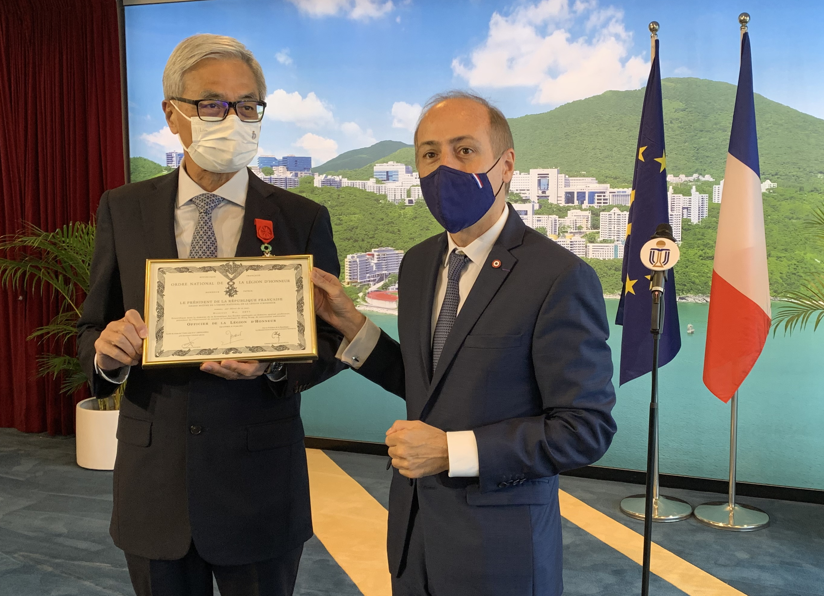 法國駐港澳總領事官明遠先生(右)代表法國總統向科大校長史維教授(左)頒發法國榮譽軍團軍官勳章。