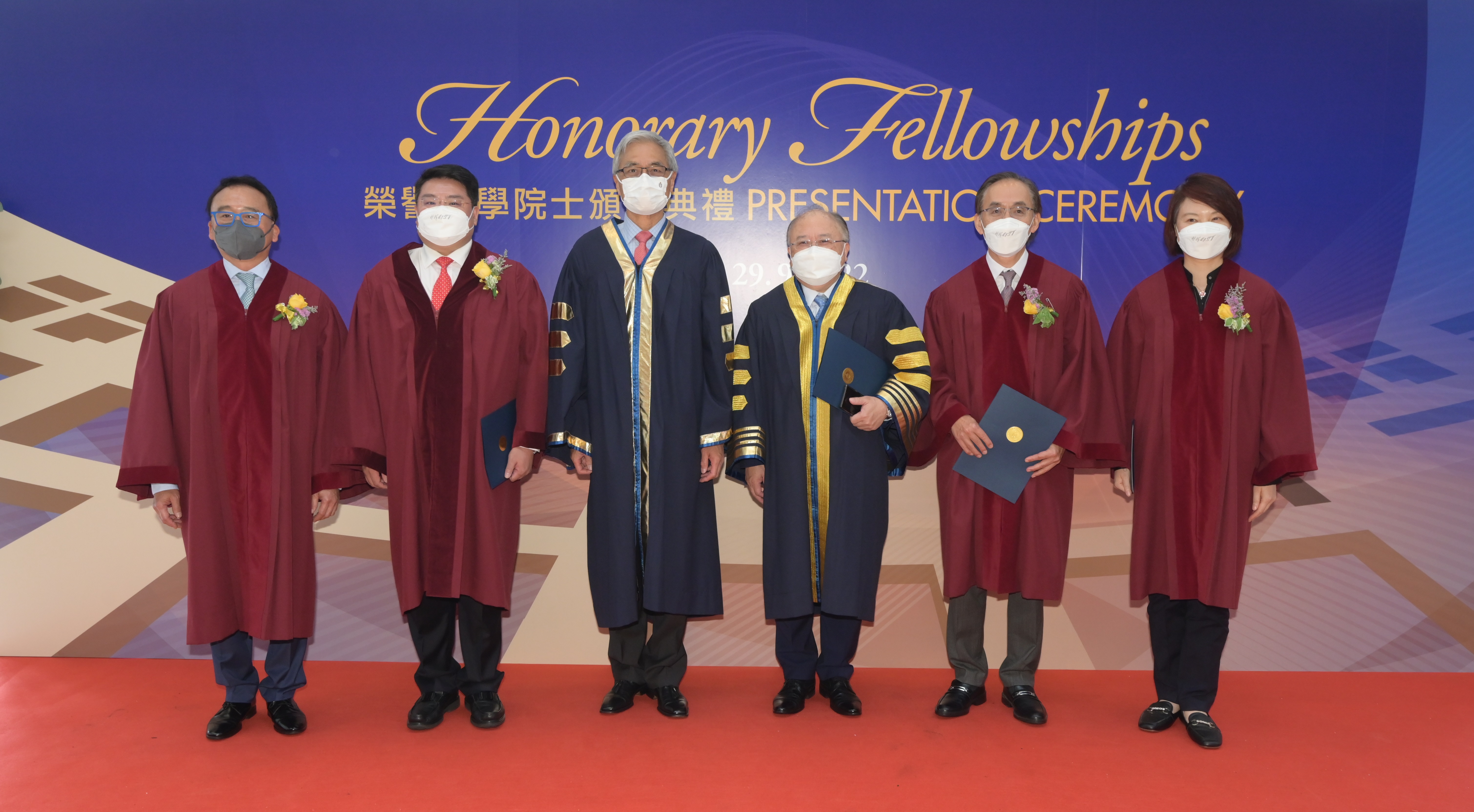 榮譽大學院士頒授典禮上合照：（左起）榮譽院士李惠雄先生及李聖潑先生、科大校長史維教授、科大校董會主席廖長城先生、榮譽院士方文雄先生及李慧琼議員。