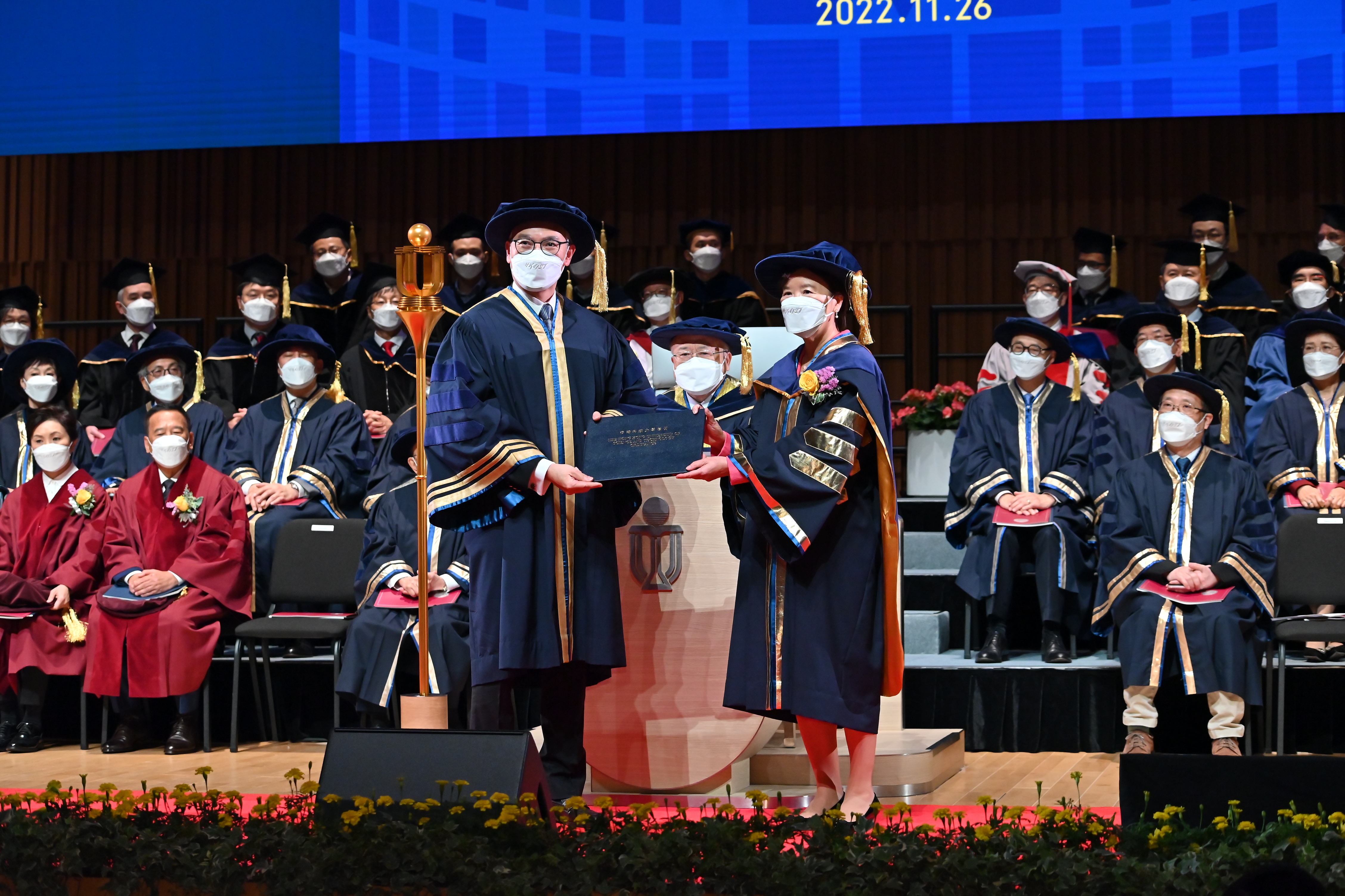 科大校董會主席廖長城先生（中）主持校長就職儀式，大學司庫姚建華先生（左）將大學條例及大學印章交予新任校長葉玉如教授（右）