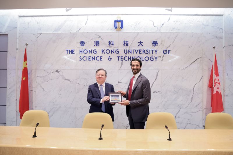 科大署理校長郭毅可教授(左)致送科大紀念品予阿聯酋經濟部長H.E. Abdulla bin Touq Al MARRI (右) 。