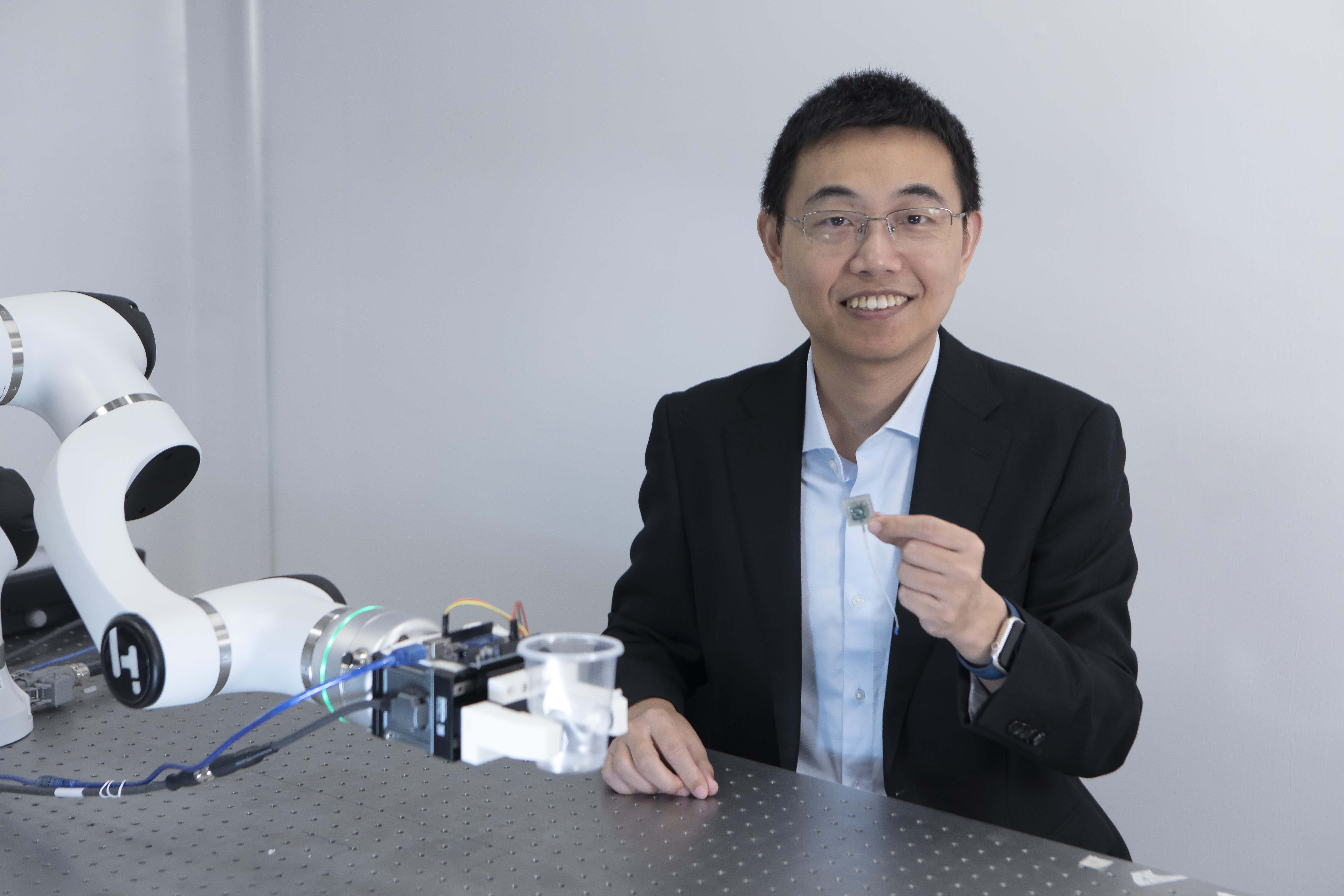 首批产学研1+计划的「机器人灵巧操作终端」项目，通过柔性触觉传感器及AI解算方法，精准地计算出人形机械人指尖于各方向的接触力度，赋予类似人类的触觉，加上能够理解语音意义及接收视觉讯息，得以准绳地完成如「收拾杯子叠起来」的指令。