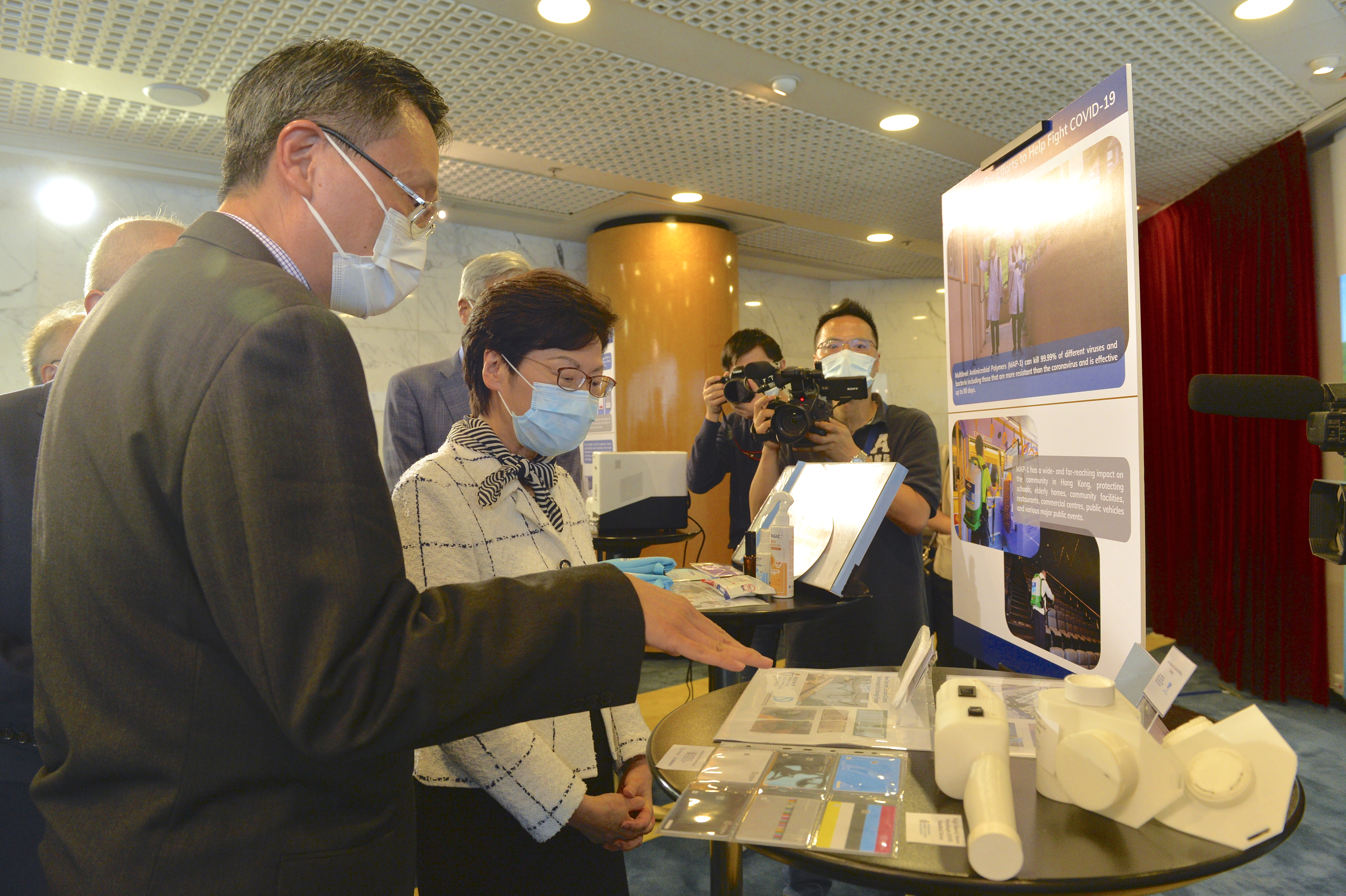 Accompanied by Prof. Yeung King-Lung (left), Mrs. Carrie Lam learns about the University's efforts to help fight COVID-19.