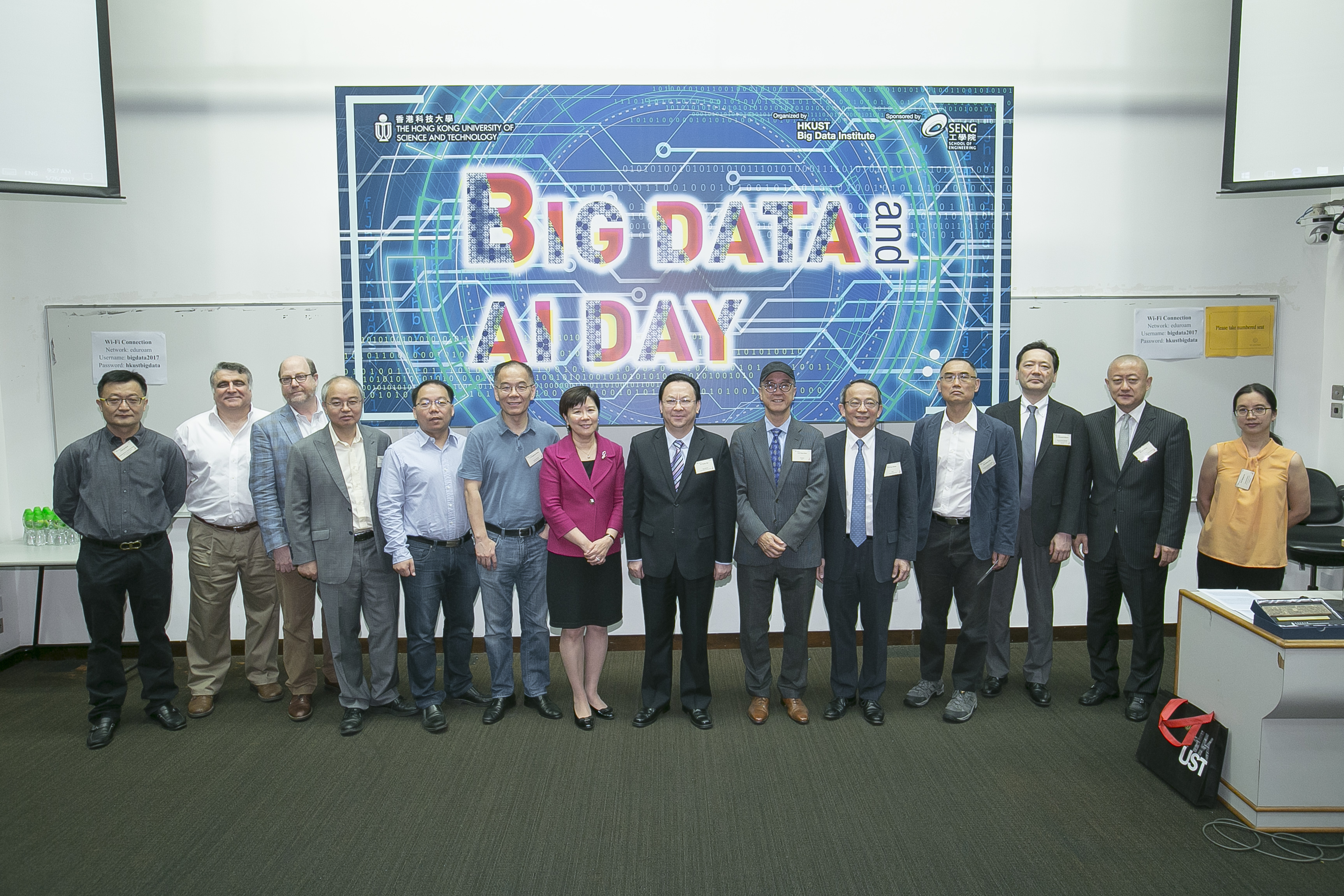 中央人民政府駐香港特別行政區聯絡辦公室副主任譚鐵牛博士(右七)、科大校長陳繁昌教授(右六)、副校長（研發及研究生教育）葉玉如教授(左七)、工學院院長鄭光廷教授(右五)、計算機科學及工程學系系主任兼大數據研究所主任楊強教授(右四)，以及大數據和人工智能領域的世界級學者、業界領袖和科大教授。