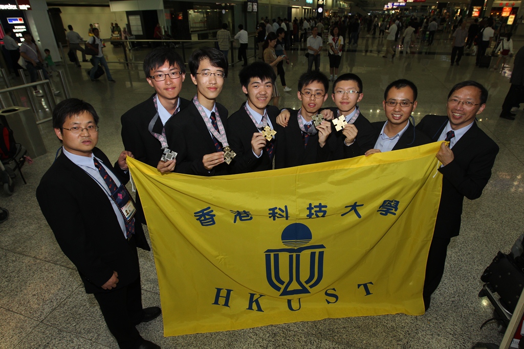  The Hong Kong team at International Physics Olympiad