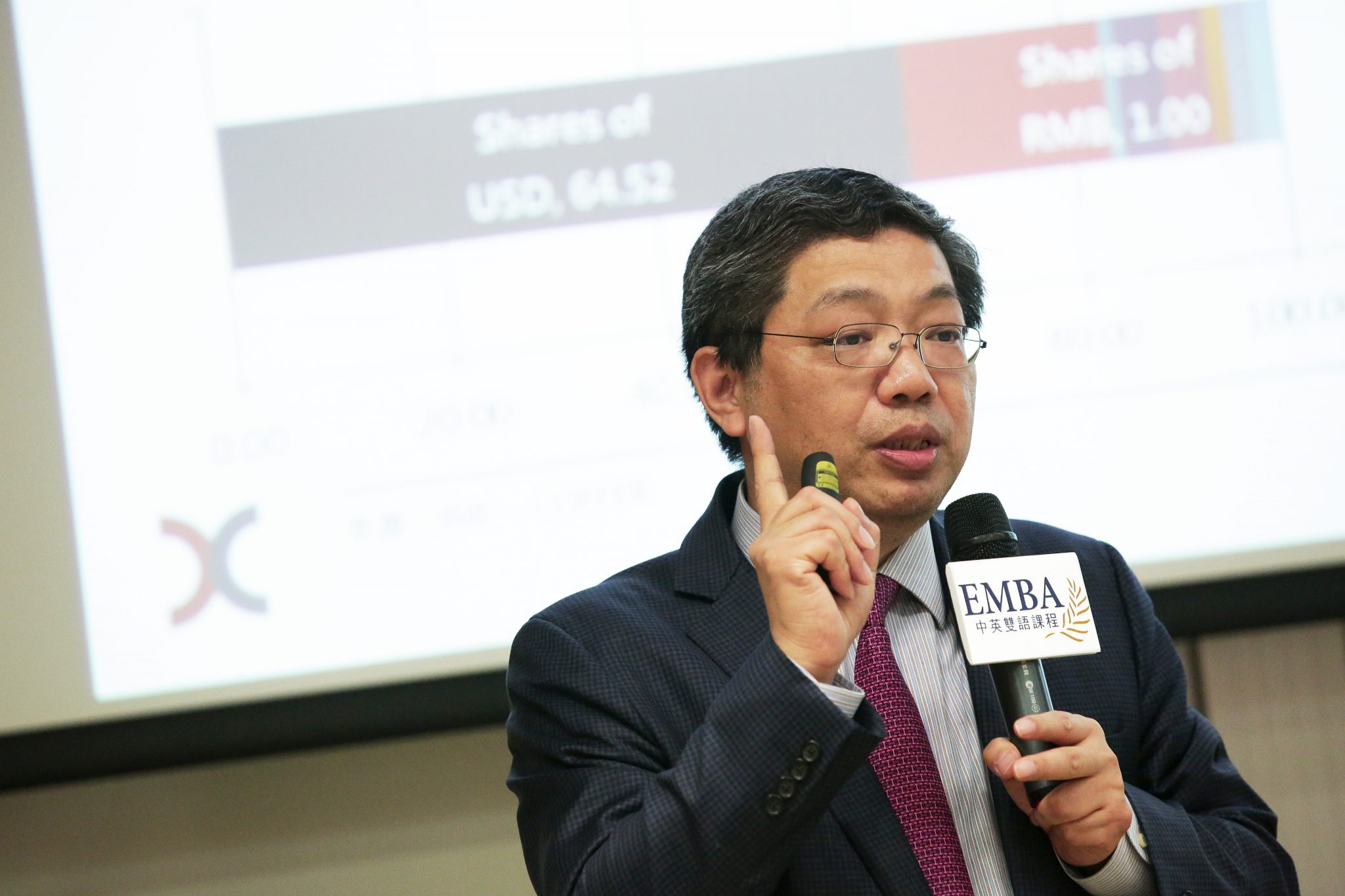  巴曙松教授為科大EMBA中英雙語課程講授人民幣國際化和人民幣計價的資產配置。