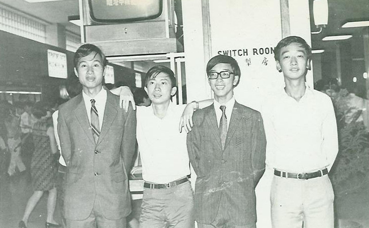 陳 教 授 （ 戴 眼 鏡 者 ） 與 同 赴 美 國 升 學 的 郭 海 成 教 授 （ 現 任 科 大 講 座 教 授 ） ， 二 人 均 西 裝 筆 挺 。	