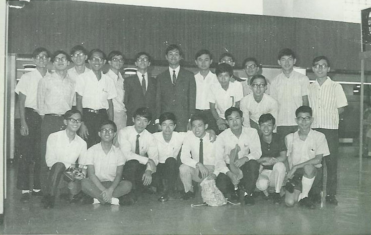 陳 教 授 ， 西 裝 筆 挺 的 書 院 仔 （ 後 排 左 六 ） 與 皇 仁 書 院 同 學 攝 於1970年 赴 美 升 學 前 。	