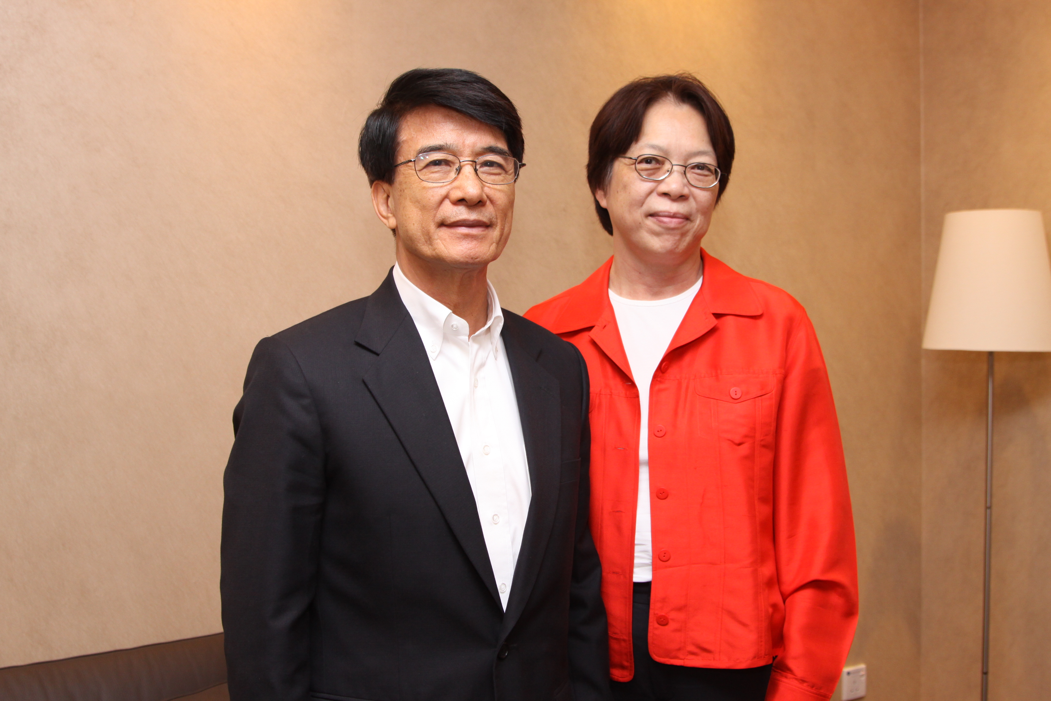 陳 省 身 獎 基 金 會 主 席 陳 璞 博 士 ( 右 ) 及 基 金 會 成 員 朱 經 武 教 授	