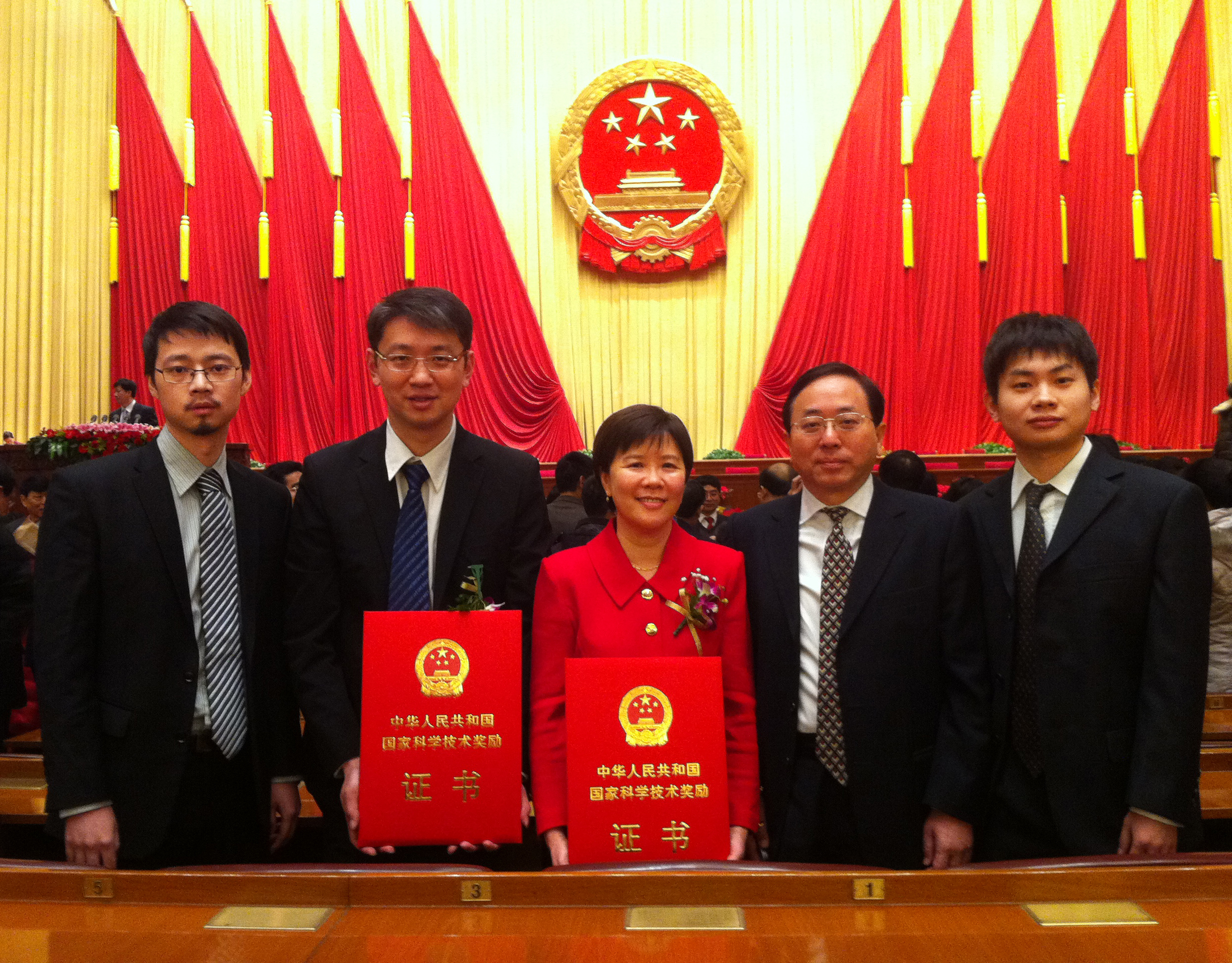 ( 左 起 ) 李 默 博 士 、 劉 云 浩 教 授 、 葉 玉 如 教 授 、 倪 明 選講 座 教 授 及 楊 錚 博 士	