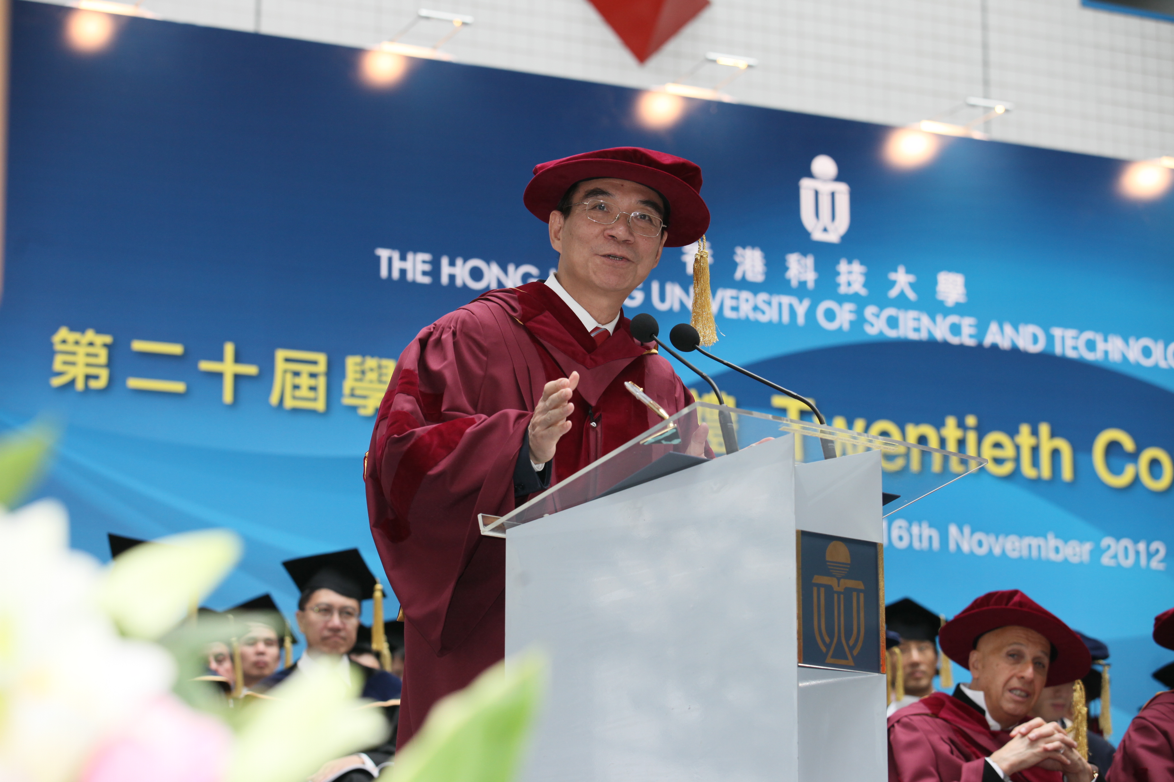 林 毅 夫 教 授 代 表 榮 譽 博 士 學 位 得 主 致 辭 。	