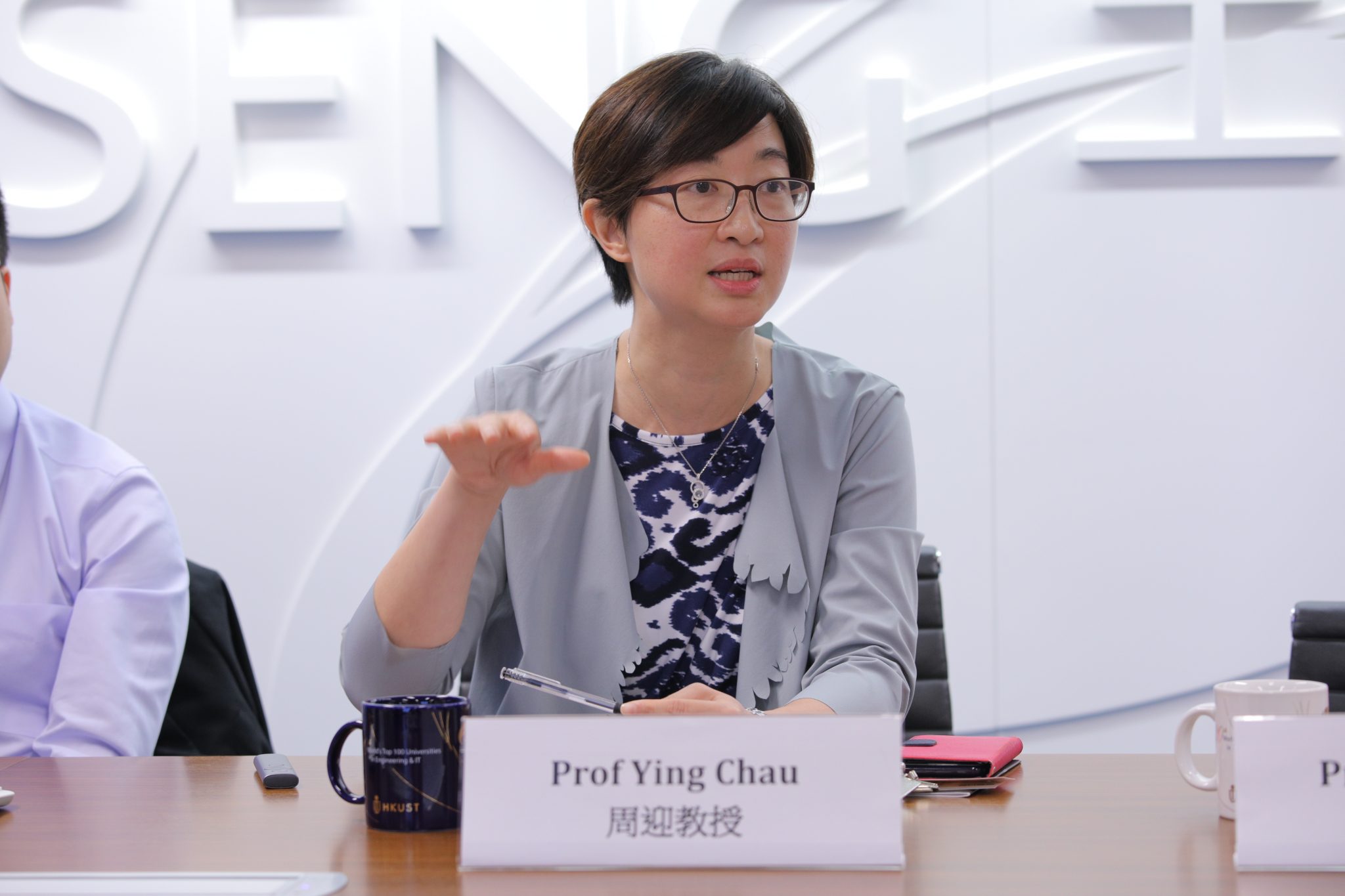  周迎教授解释最新推出的生物工程本科生课程如何支持香港政府重点发展生物医学技术和大数据。