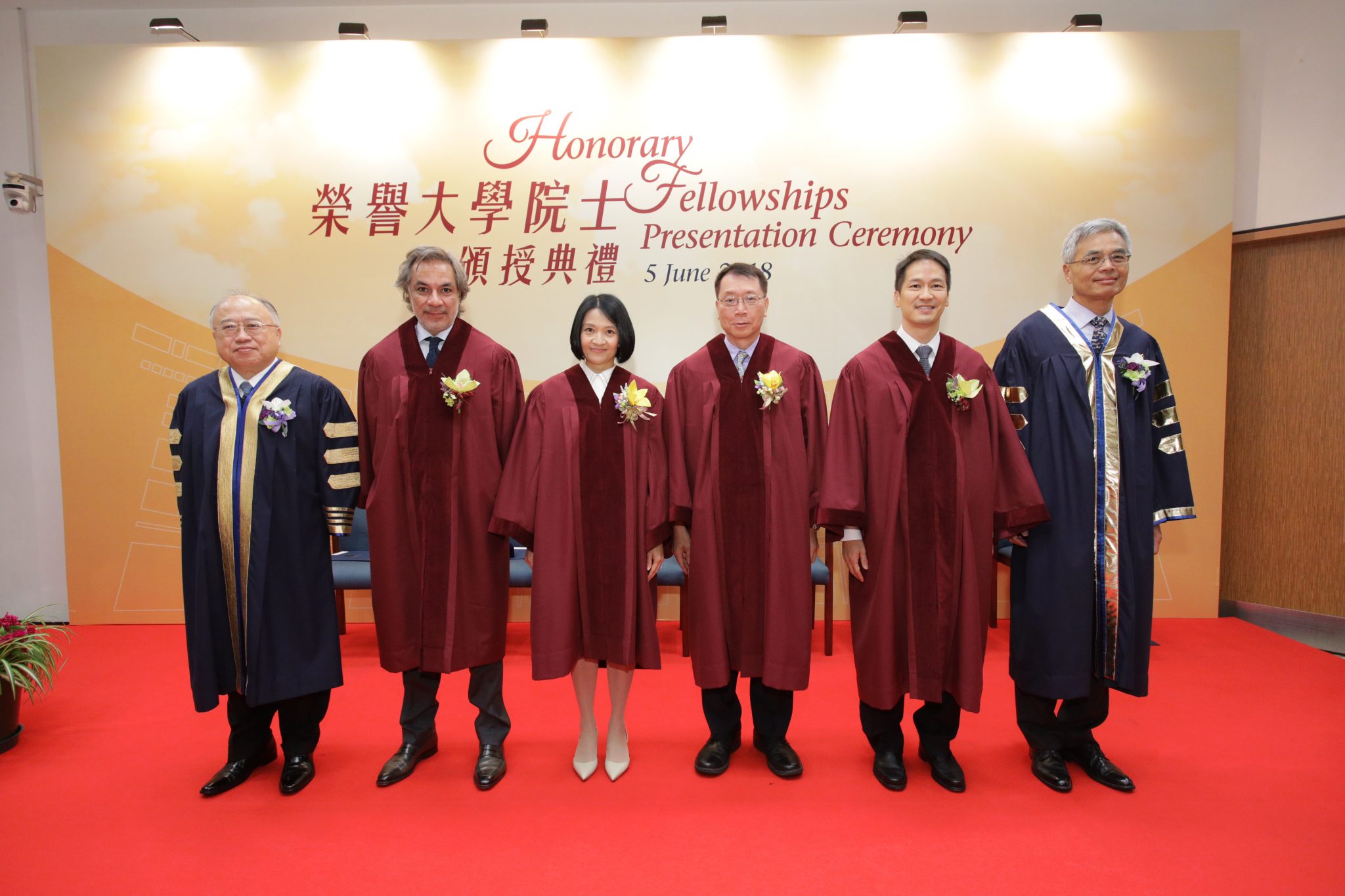  榮譽大學院士頒授典禮上合照：（左起）科大校董會主席廖長城先生、四位榮譽院士夏雅朗博士、梁嘉彰女士、雷鼎鳴教授、伍偉國先生及科大署任校長史維教授。