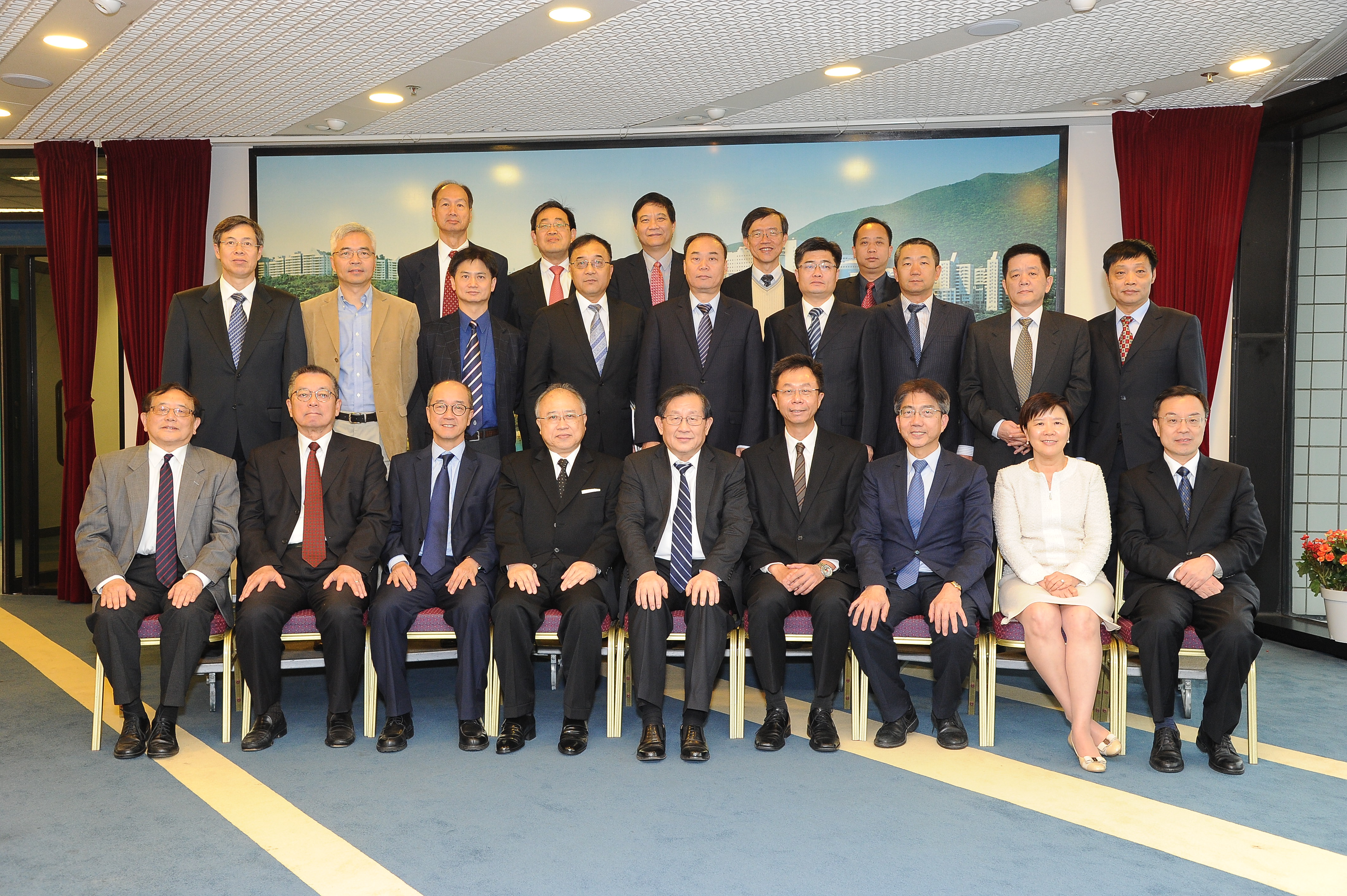  全國政協副主席、國家科技部部長萬鋼教授（第一排中間）率團參觀科大，與大學代表包括校董會主席廖長城議員(左四)、副主席查逸超教授(左六)及校長陳繁昌教授（左三）見面。