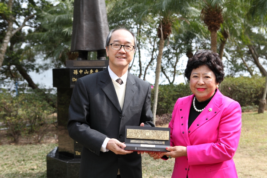  President Tony Chan (left) presents an HKUST souvenir to Dr Lily Sun.