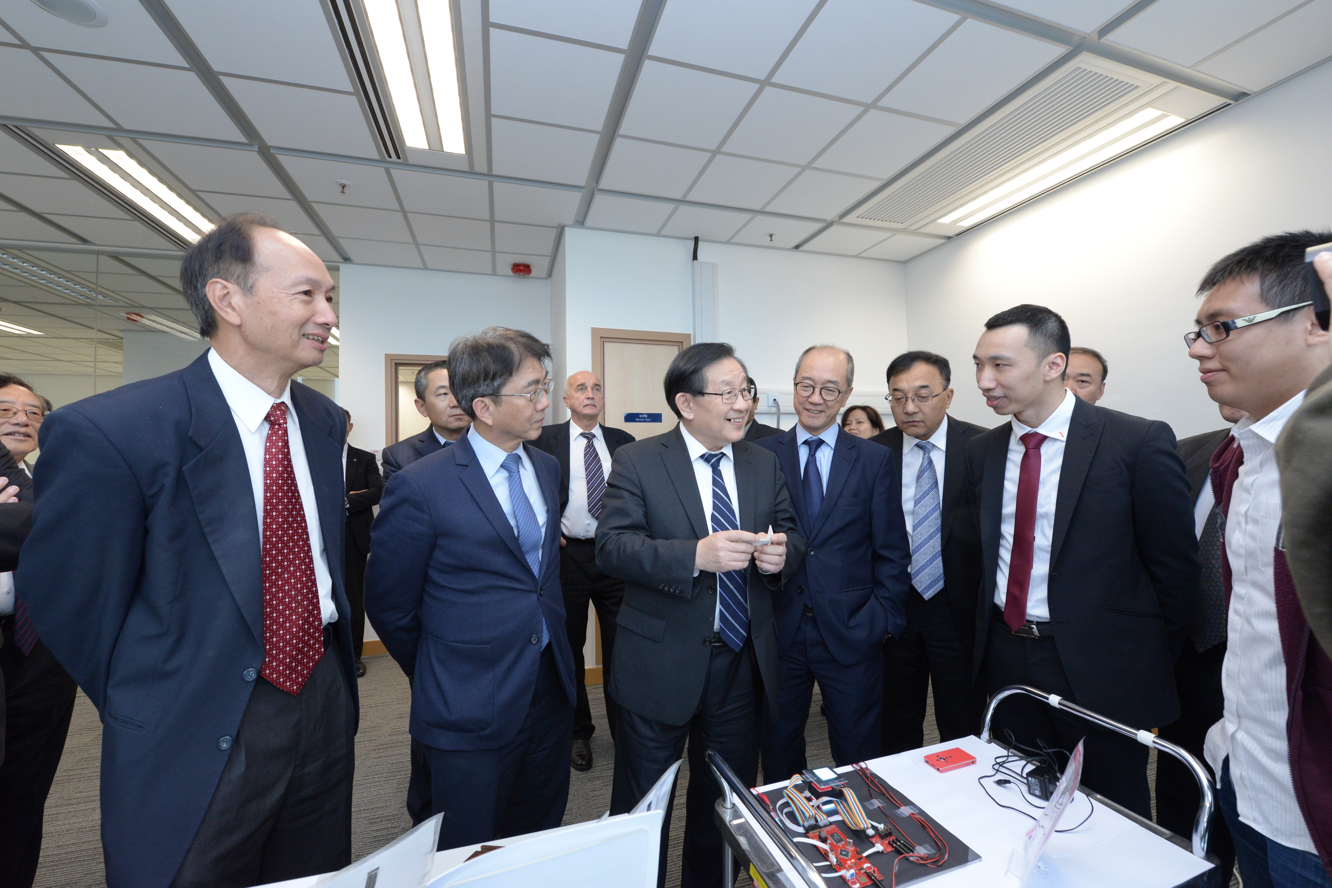  代表團參觀科大先進顯示與光電子技術國家重點實驗室夥伴實驗室，研究團隊向萬鋼教授介紹他們研發的電子貨架標籤產品。