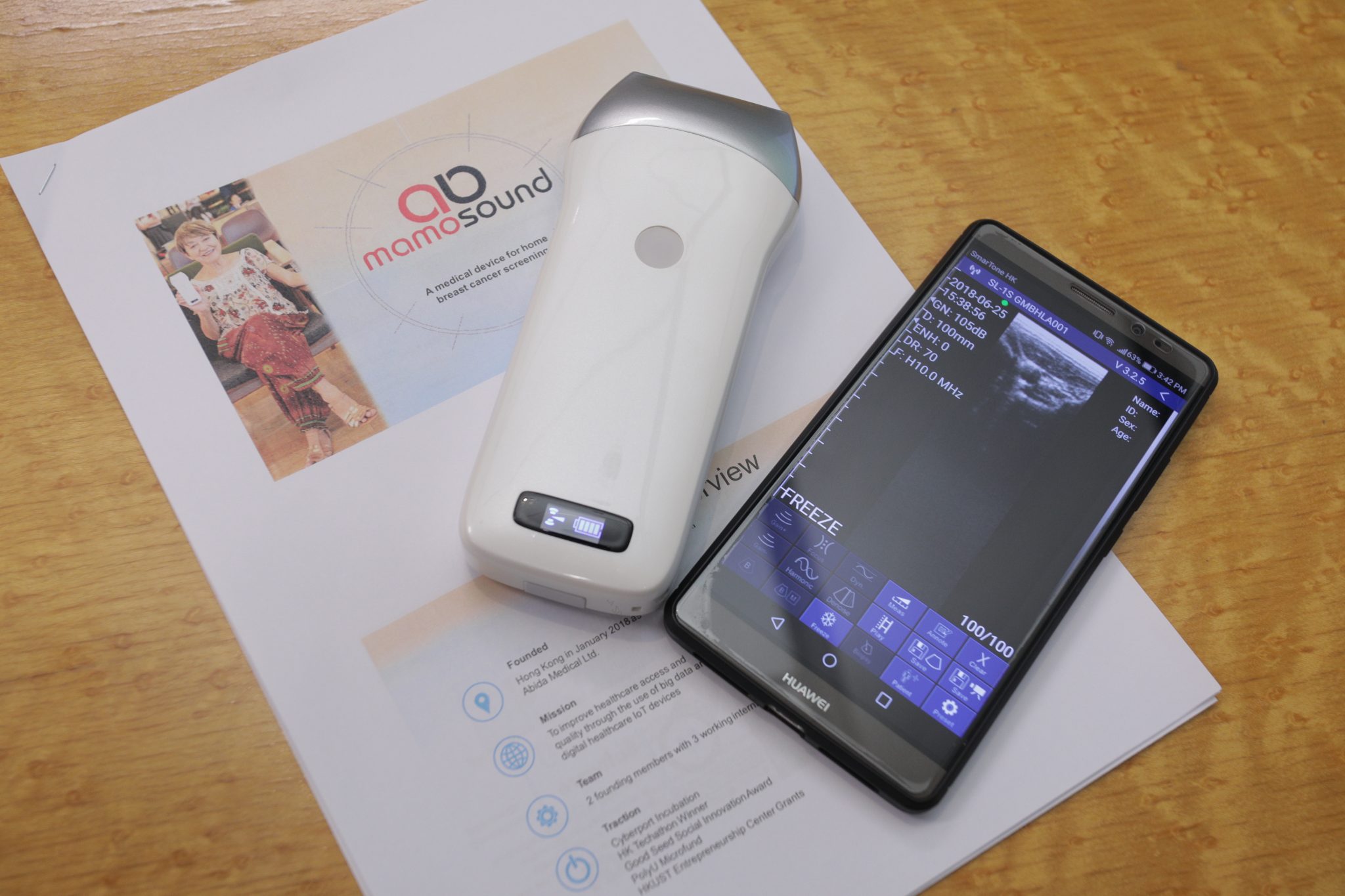  Mamosound(白色器材)配合手機程式，讓用戶就乳腺癌進行檢測