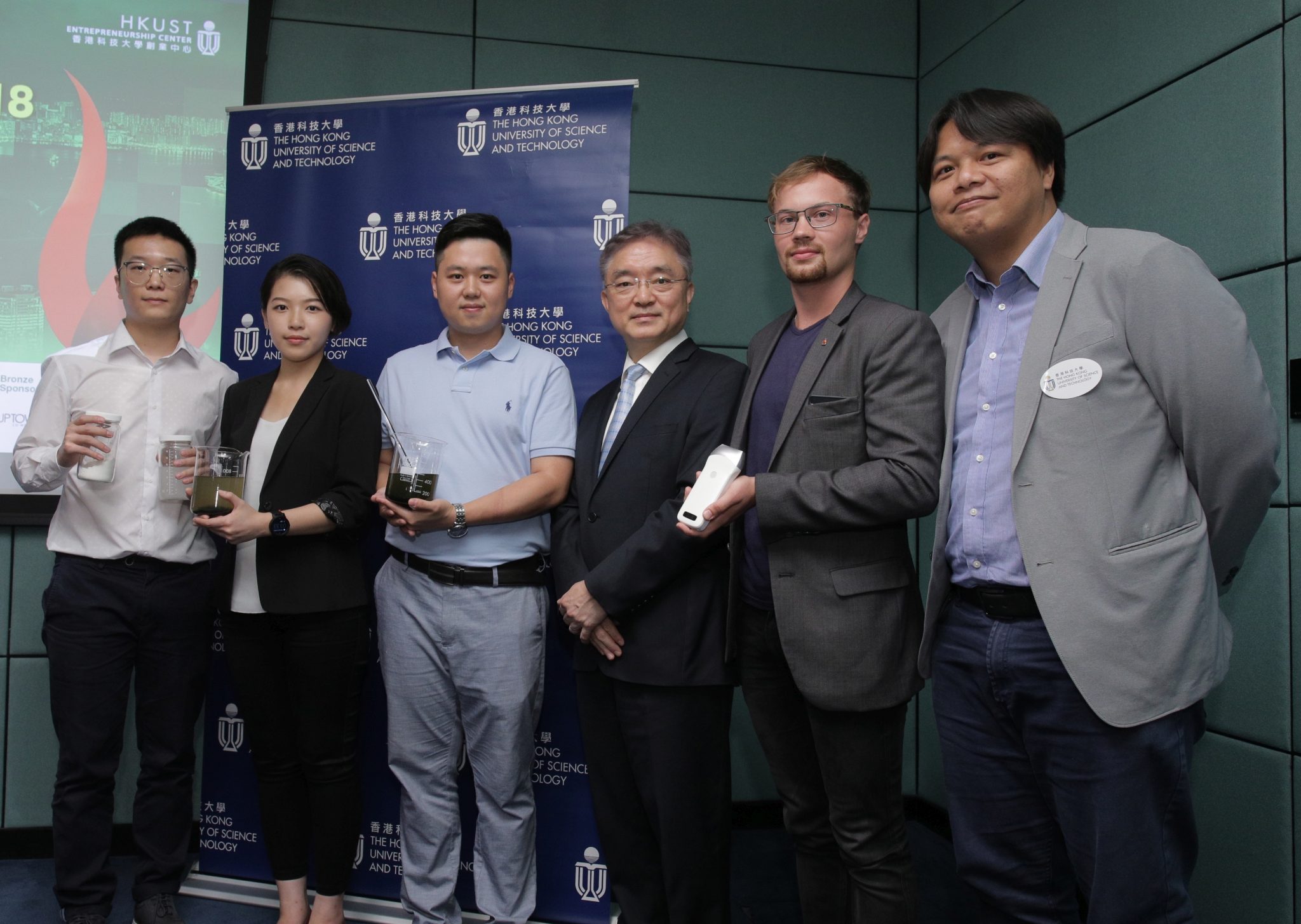  信和集團創新聯席董事楊孟璋先生(右三)、科大創業中心助理主任蔡志全(右一)與漢元生物科技有限公司(左一、二及三)及愛必達醫療科技有限公司 (右二)的代表合照