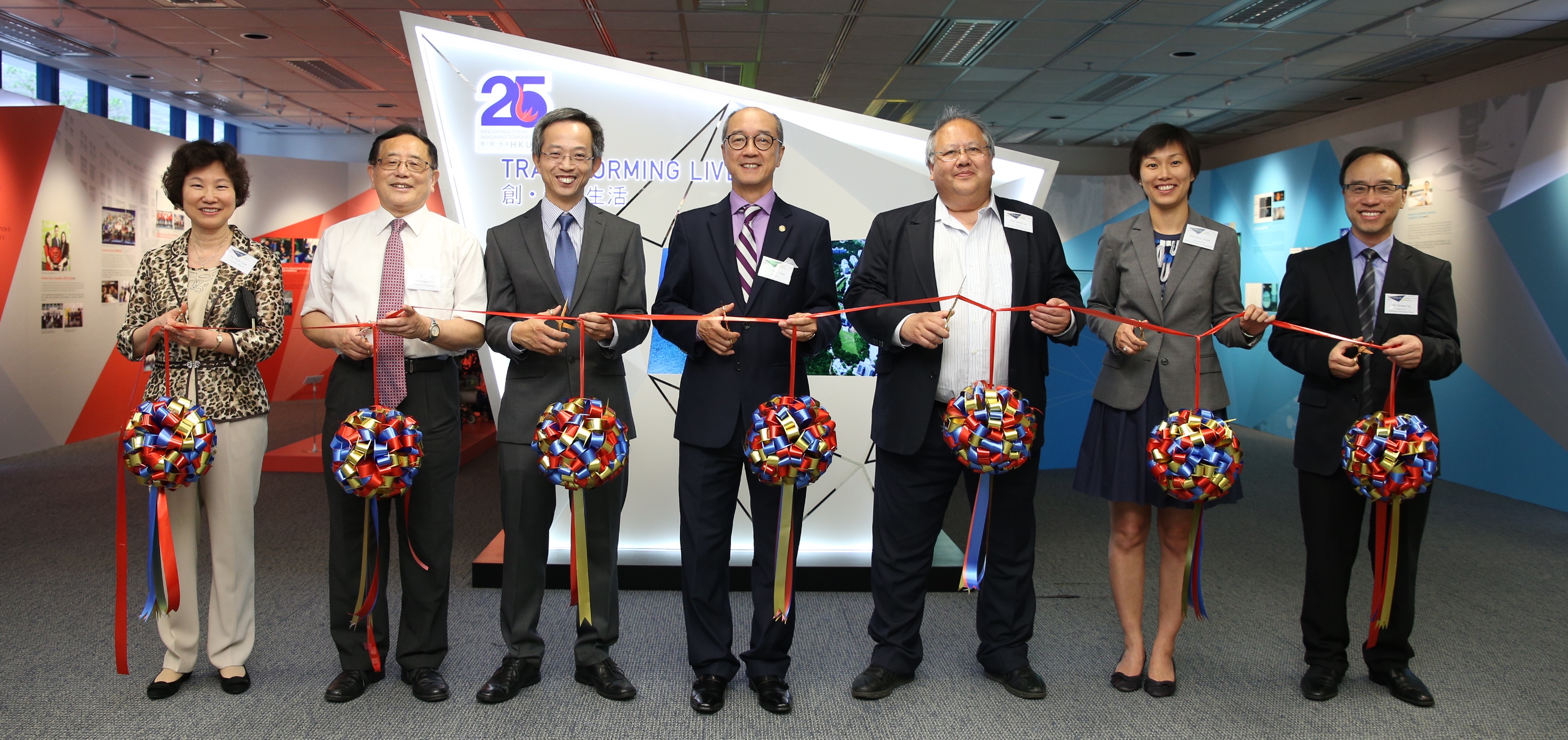  香港科技大学校长陈繁昌教授 (中) 主持「创‧新‧生活」﹕科大25周年特展开幕礼