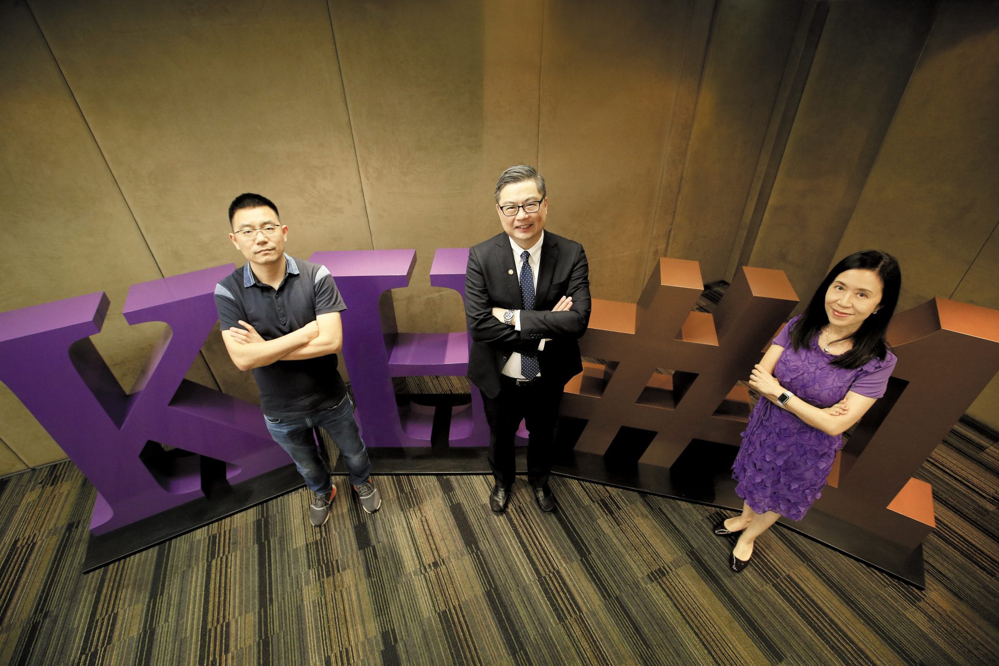  (左起) 现届学生快的打车共同创办人赵冬先生、科大工商管理学院院长谭嘉因教授 及凯洛格－科大EMB课程主任区敏仪女士。