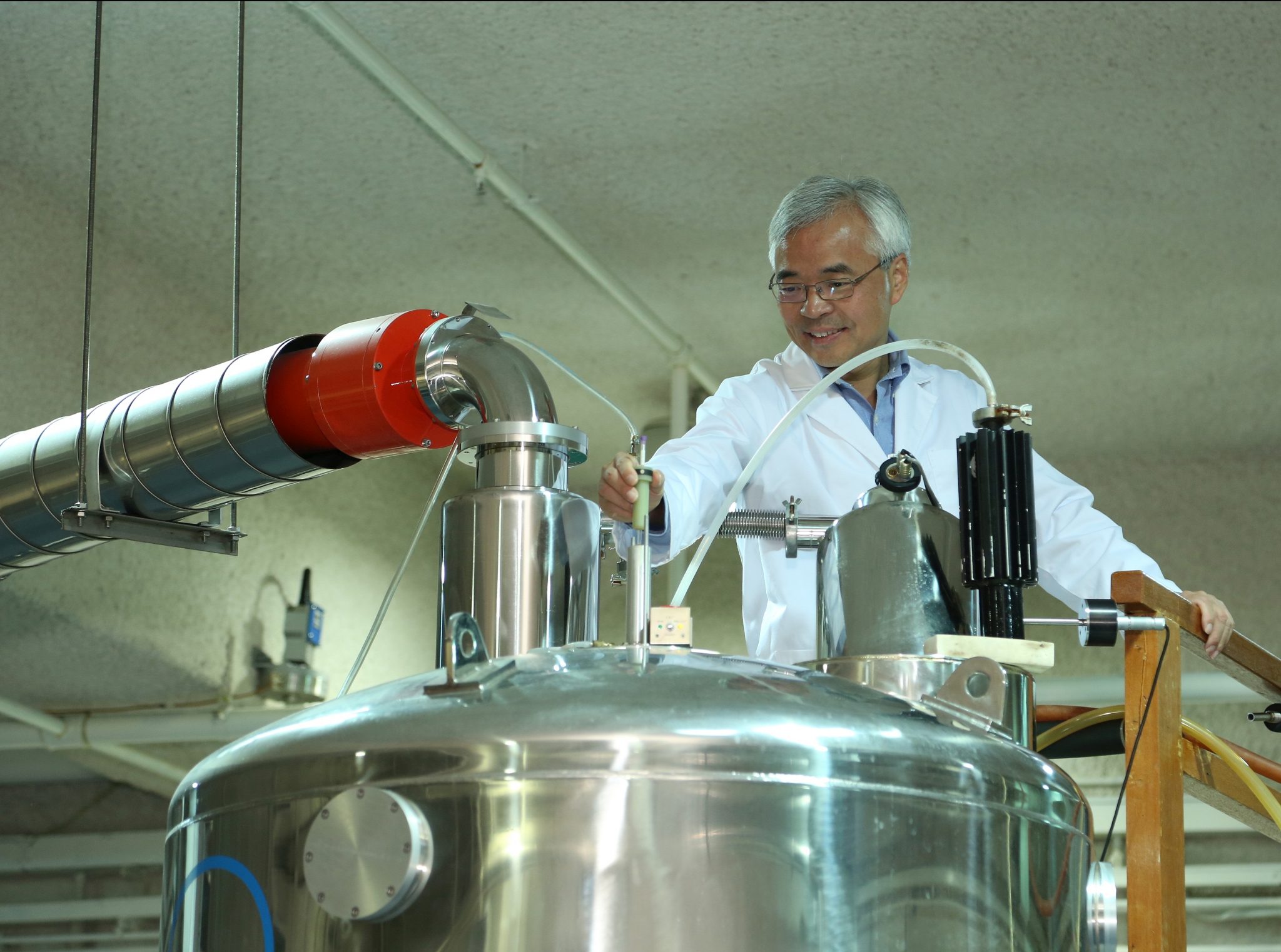  張教授把蛋白樣本放進核磁共振儀以了解其分子結構