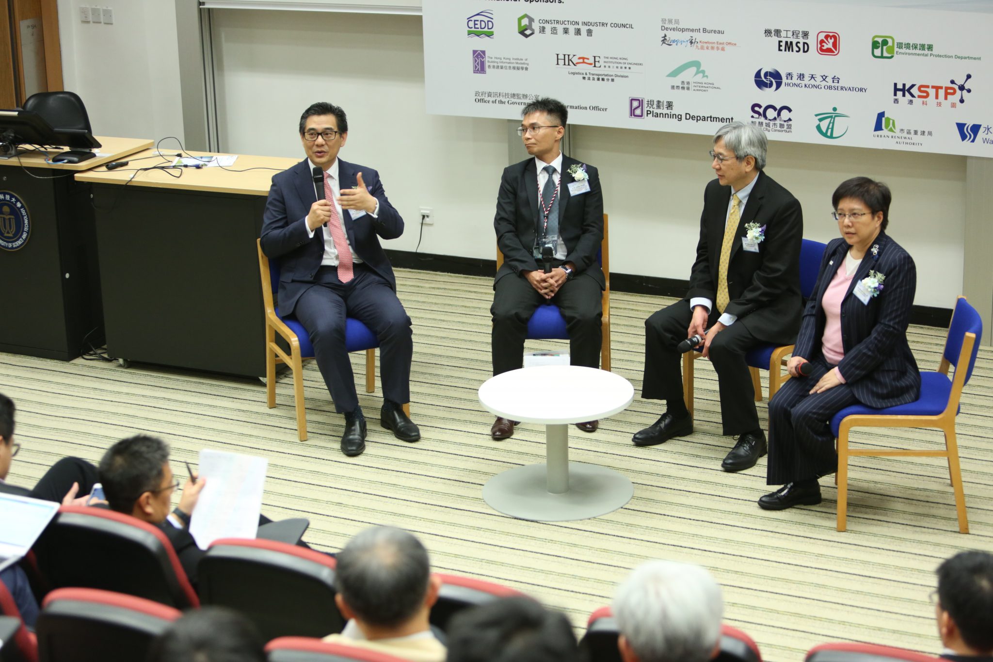  智慧城市联盟创会荣誉会长邓淑明博士（右一）主持有关智慧城市新举措的讨论。讨论嘉宾为（左起）政府资讯科技总监杨德斌工程师；土木工程拓展署总土力工程师关顺行博士工程师；以及规划处总城市规划师廖锦明先生。