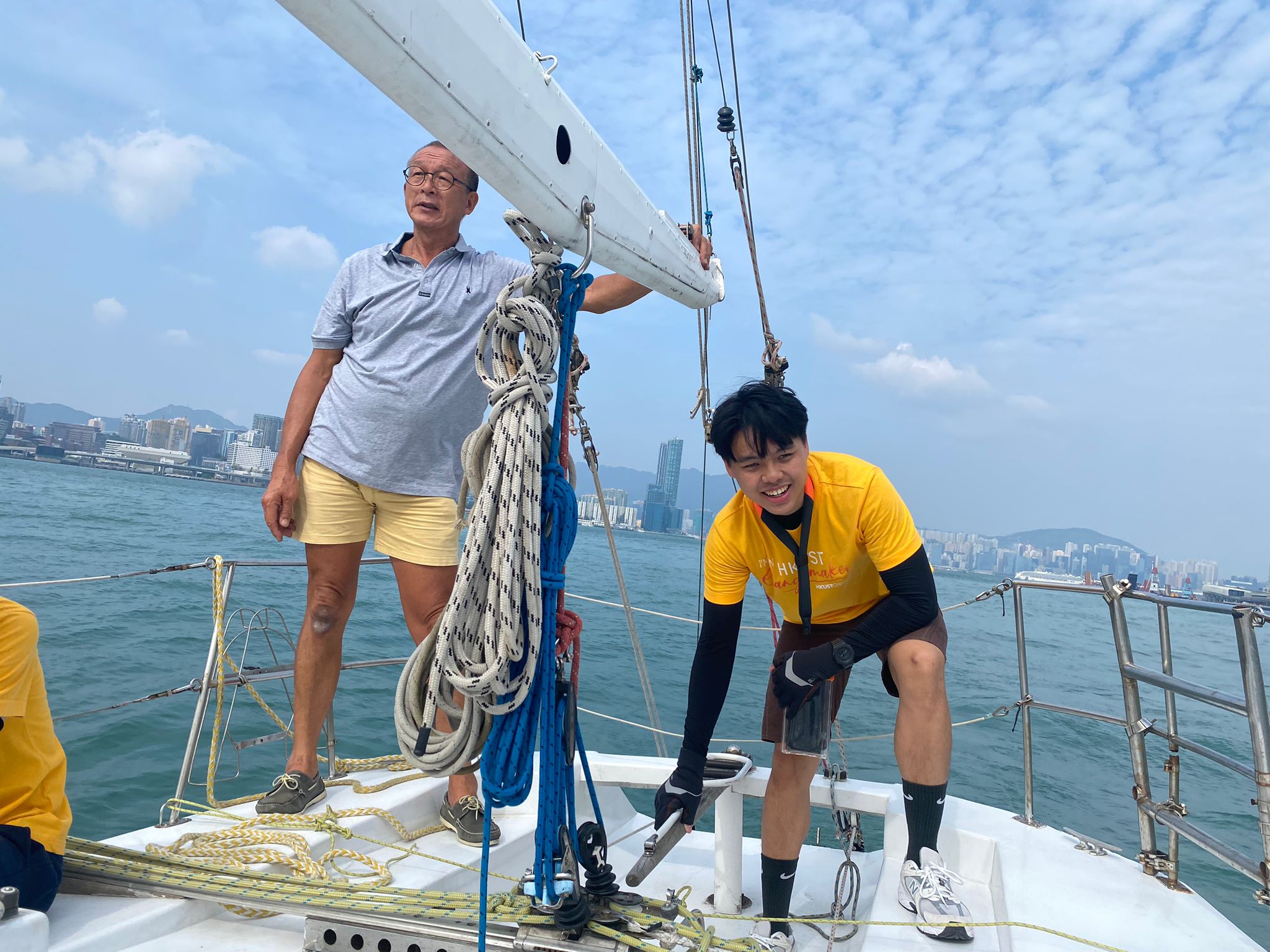Rico(右)參與第一屆科大青年啟航閃耀計劃後,在第二屆計劃中擔當Andy Sir(左)的「助教」,協助指導其他同學。