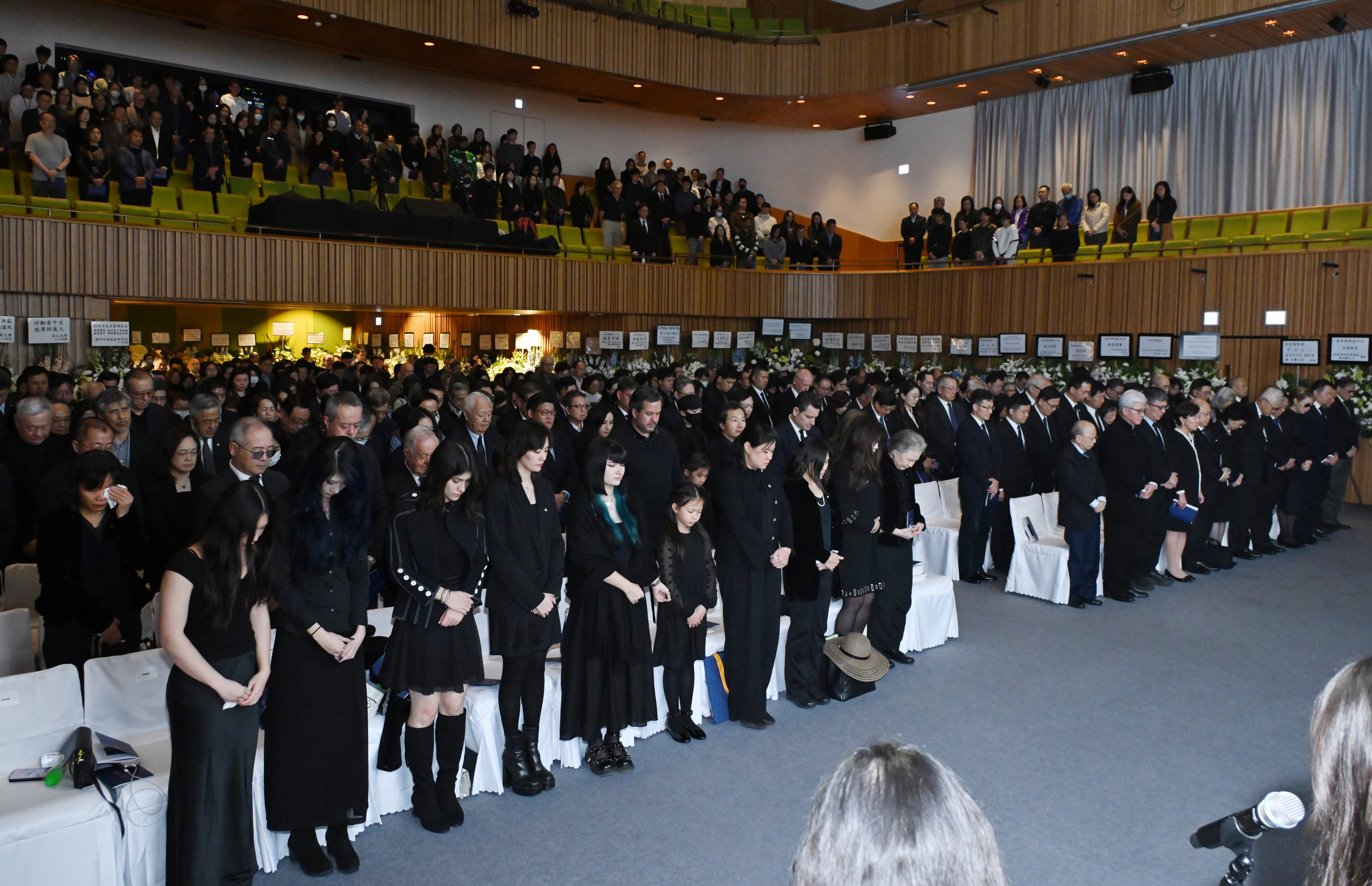 在追思会上，科大校董会主席沈向洋教授、校长叶玉如教授连同所有科大成员默哀。