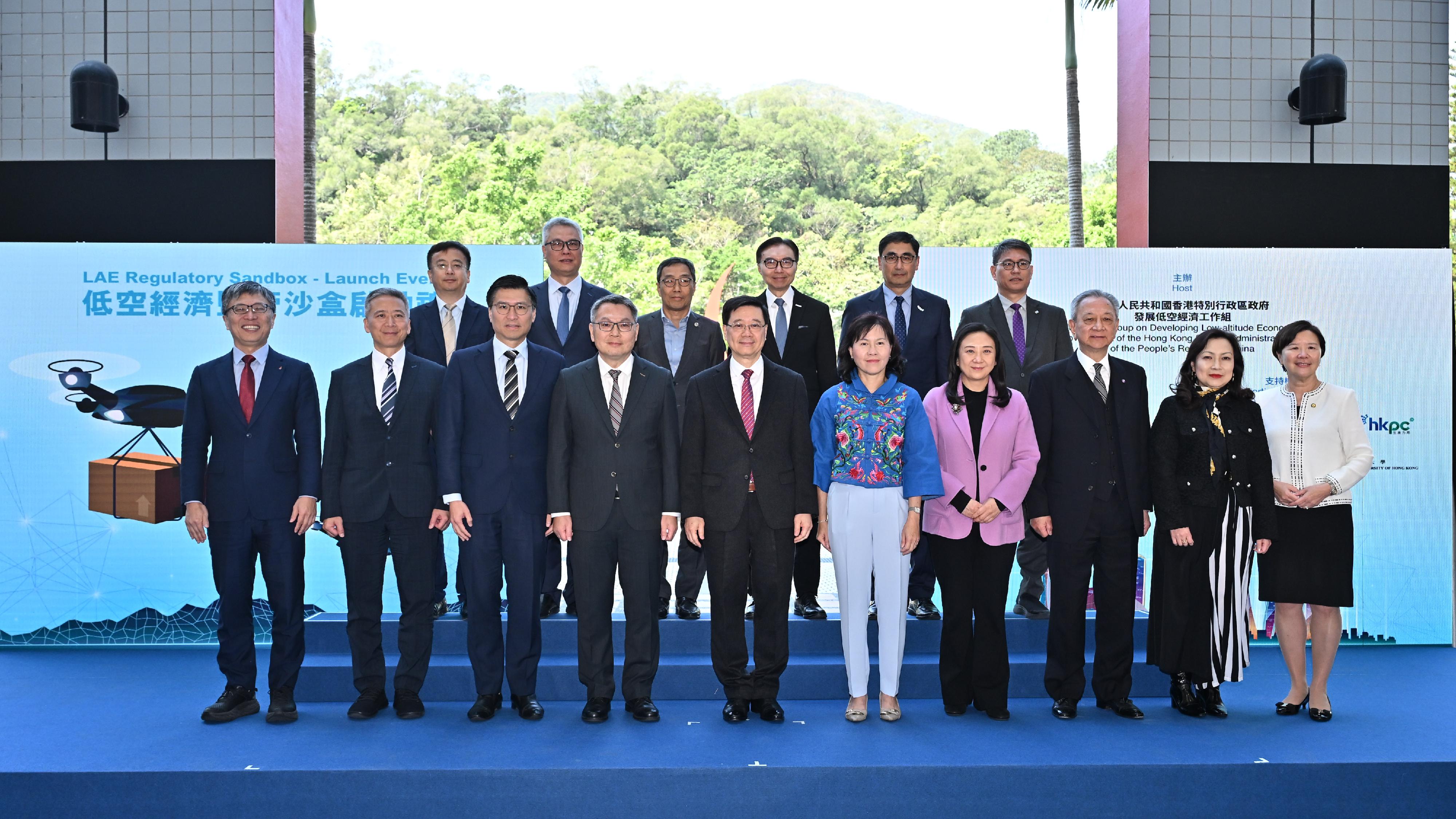 图示李家超（前排左五）、运输及物流局局长陈美宝（前排右五）、民航处处长廖志勇（前排左四）、科大校董会主席沈向洋教授（前排左一）、科大校长叶玉如教授（前排右一），以及其他嘉宾在典礼合照。（政府新闻处图片）