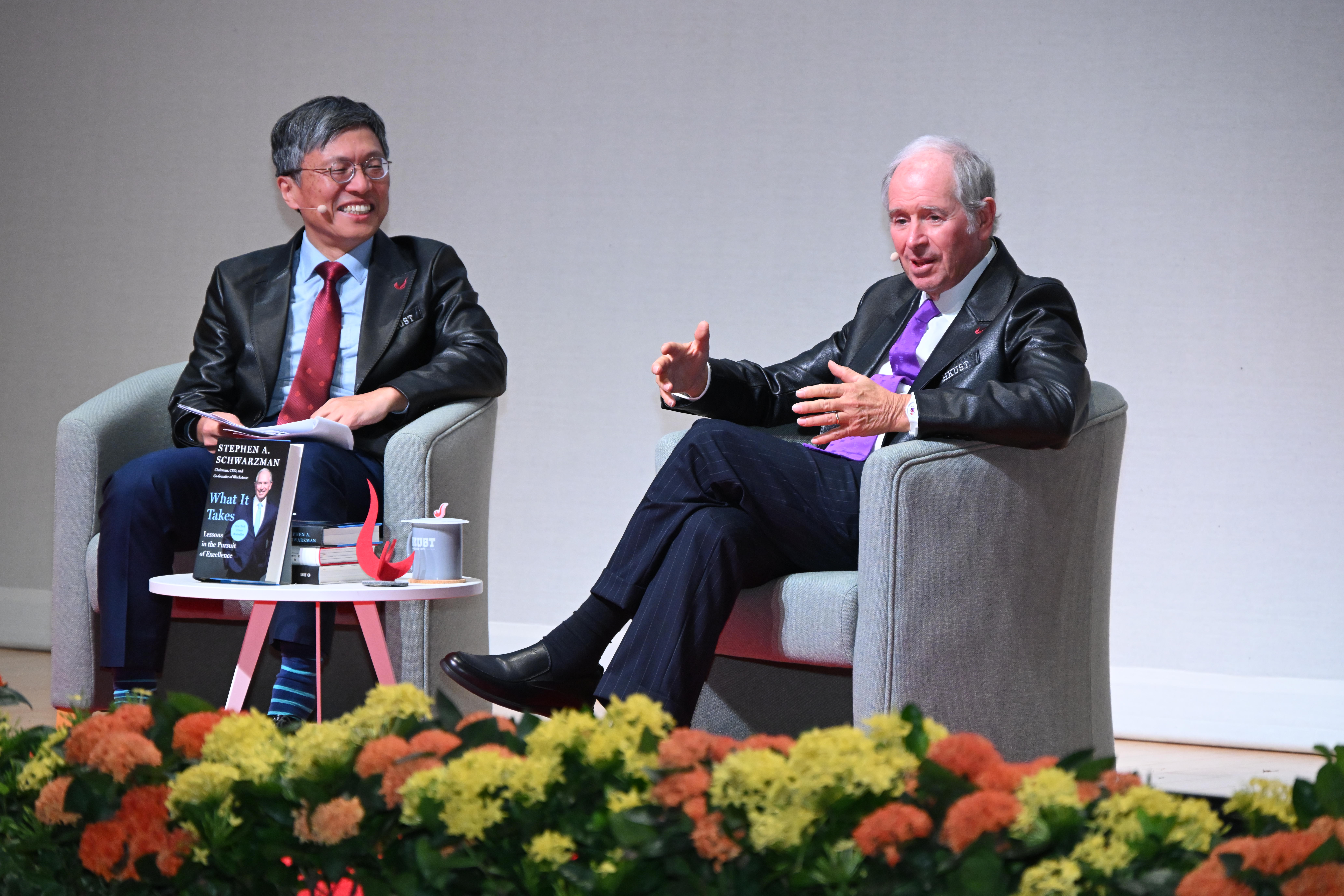 Prof. Harry SHUM (right) chaired an enlightening fireside chat session with Mr. Stephen A. SCHWARZMAN (left).