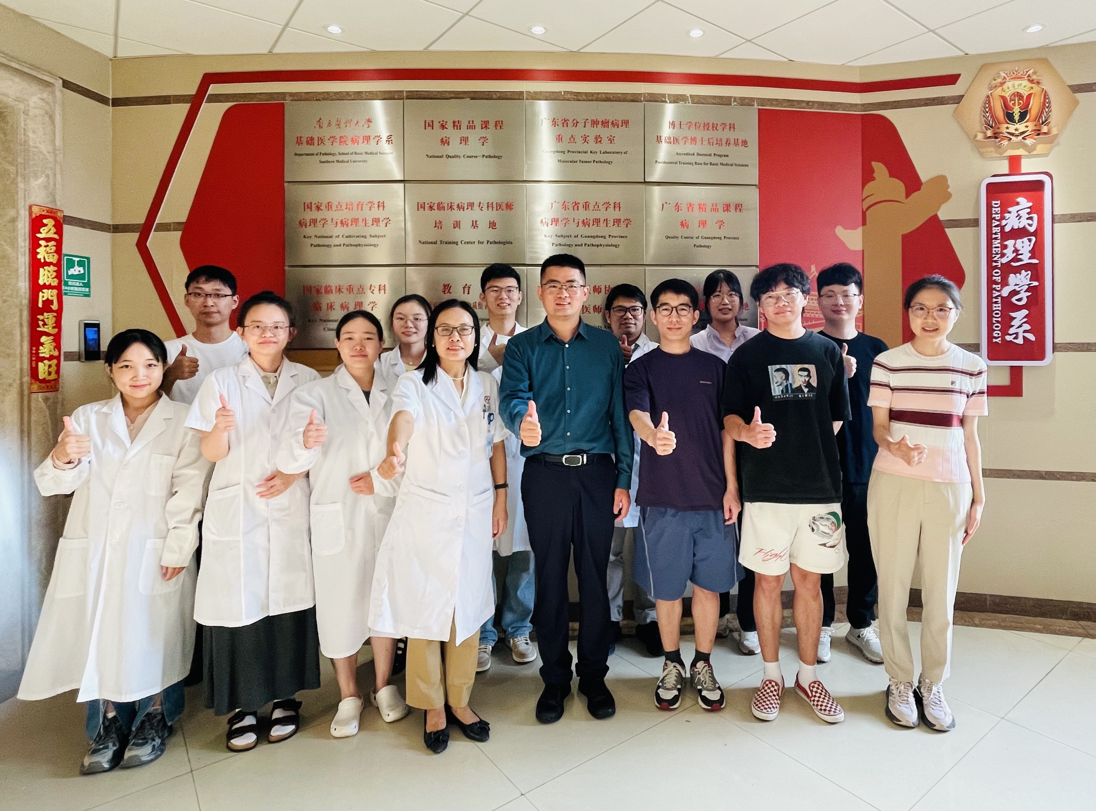 陈浩教授（前排右四）与梁莉教授（前排左四）及双方团队成员合影。