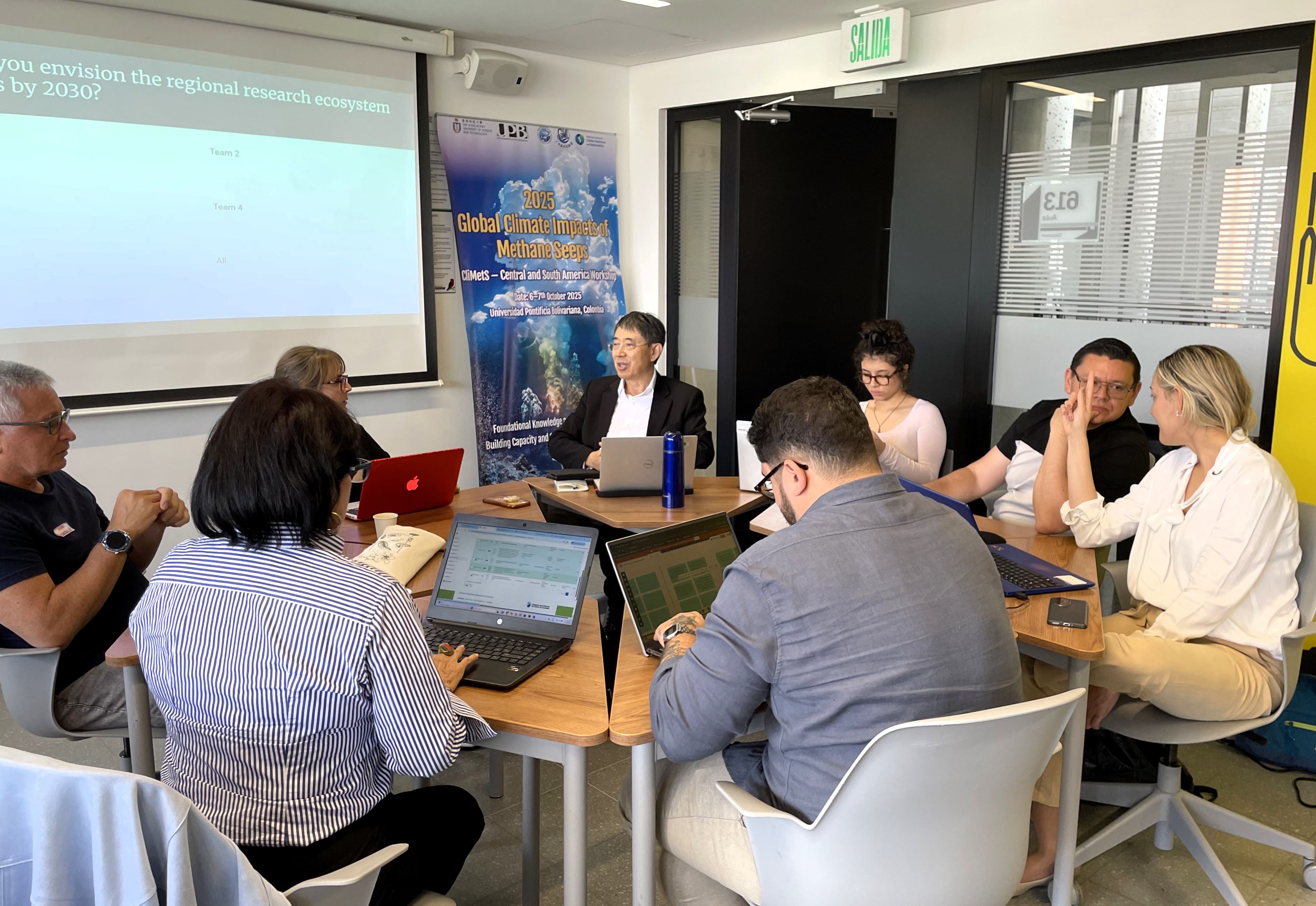 Prof. Qian participates in a breakout group discussion with the attendees of the CliMetS-Central and South America Workshop.