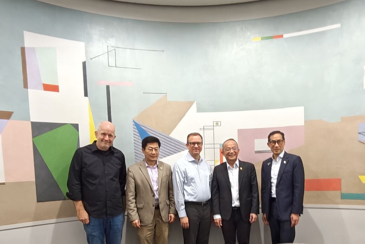 Prof. Tim CHENG (second right), Prof. Bert SHI (first right) and Prof. Guojun BU (second left) engage in a meeting with Cornell Tech Jack and Rilla Neafsey Dean and Vice Provost Prof. Greg MORRISETT(center) and Chief Practice Officer Mr. Josh HARTMANN (first left).