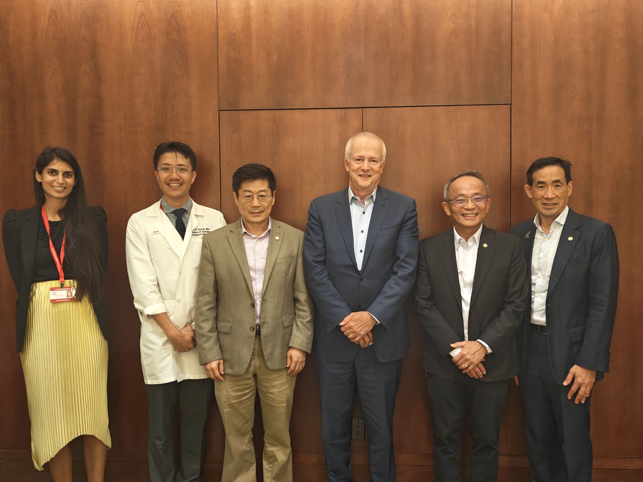 The HKUST delegation meets with Cornell University Provost for Medical Affairs and Weill Cornell Medicine Stephen and Suzanne Weiss Dean Prof. Robert HARRINGTON (third right). 