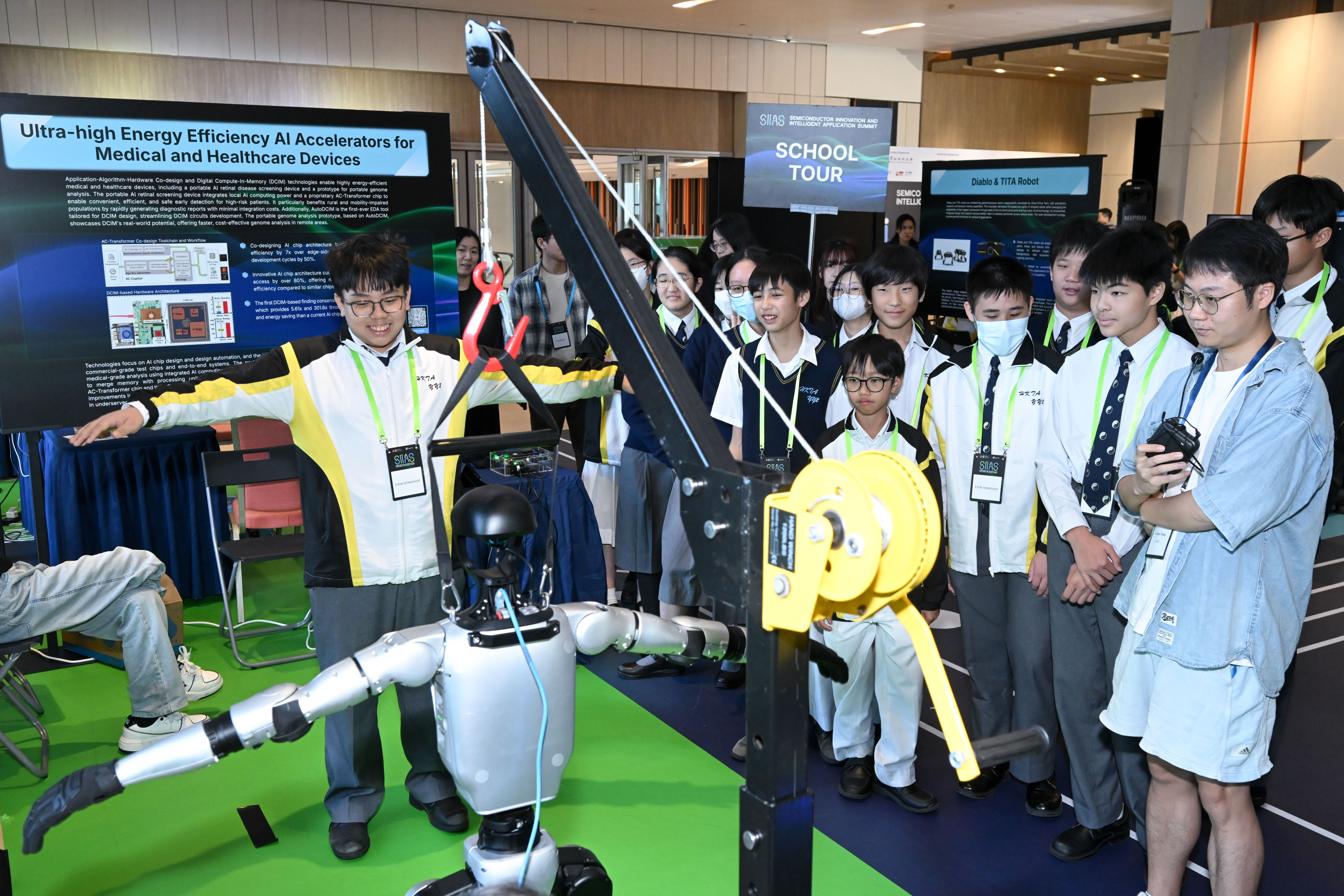 活动当日逾百名学子参与沉浸式学习体验，包括参观展区，认识半导体如何影响及提升我们的日常生活质素，以及亲身尝试在编程设计中运用人工智能。