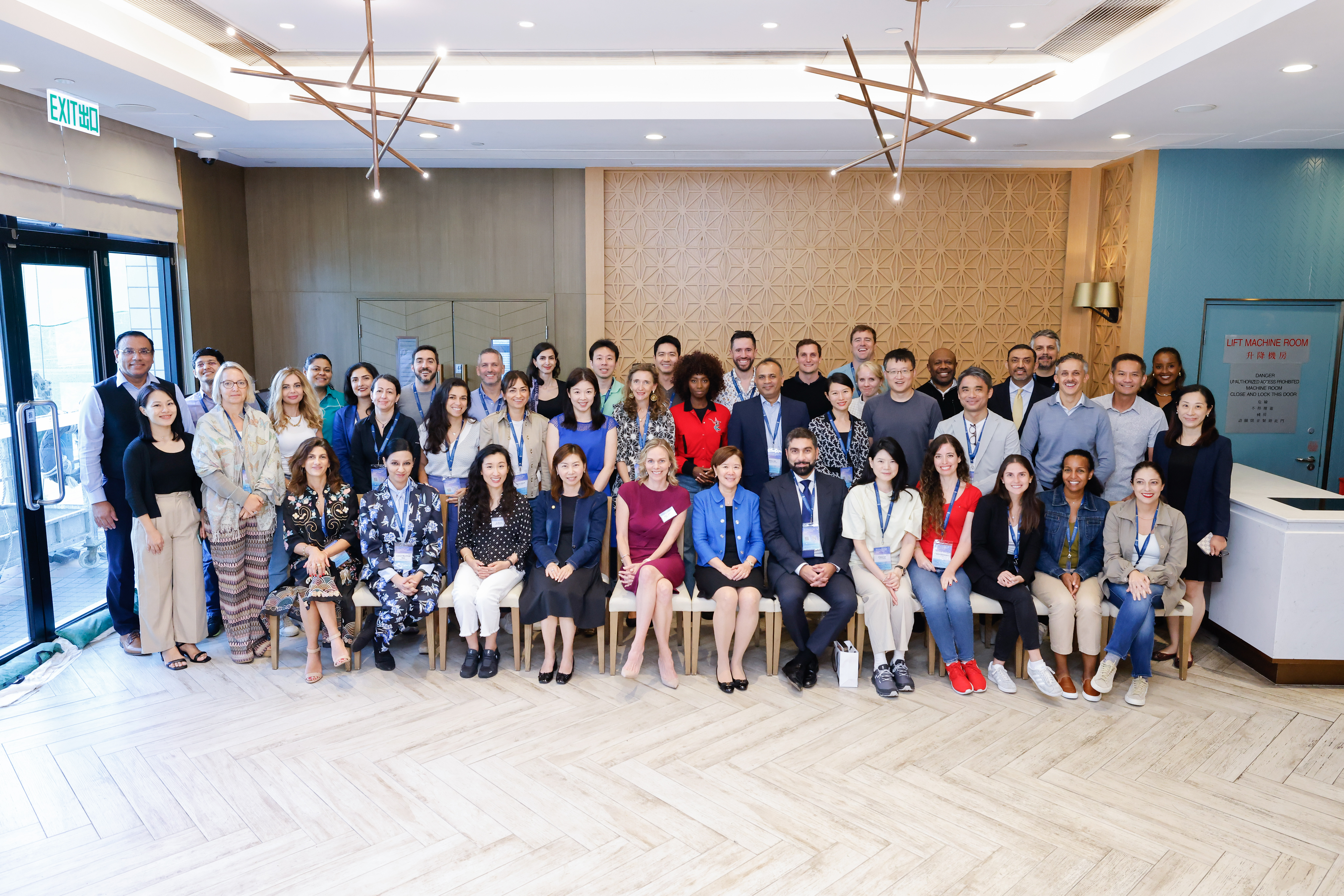 HKUST President Prof. Nancy IP (sixth from the left, front row) and Ms. Daisy CHAN (fourth from the left, front row), Associate Vice-President (Global Engagement and Communications) extended a warm welcome to a group of young global leaders during their visit to the HKUST campus.