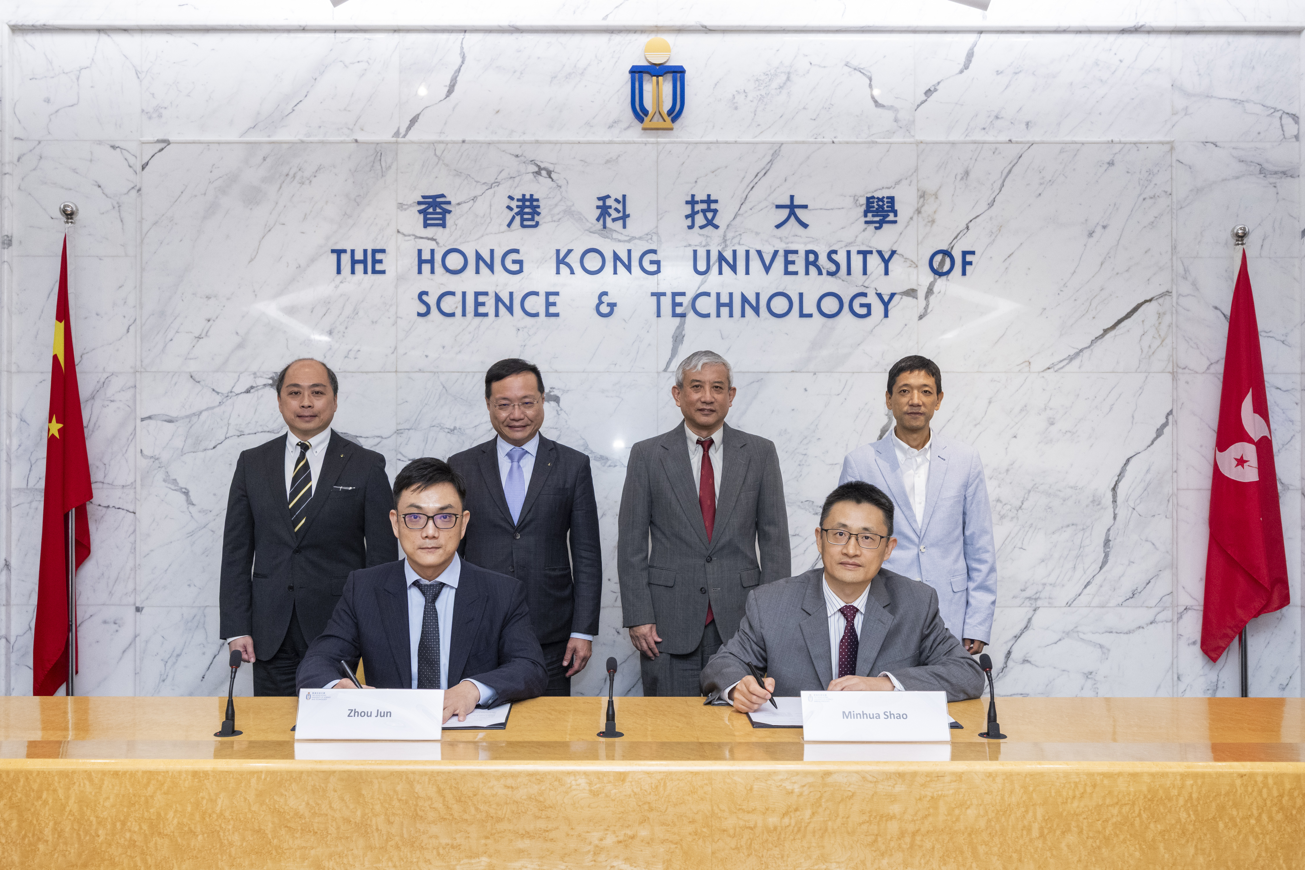Witnessed by Prof. Penger TONG (second right, back row), HKUST Associate Vice-President for Research and Development (Research); Prof. George YUAN Jie (first right, back row), HKUST Associate Dean of Engineering (Strategic Planning and Development); Mr. Edmund YEUNG Lui-ming (second left, back row), Executive Director and Chief Financial Officer of Towngas; and Mr. Don CHENG Hill-Kwong (first left, back row), Chief Operating Officer – Hong Kong Business of Towngas,  the MoU was signed by Prof. SHAO Minhua (
