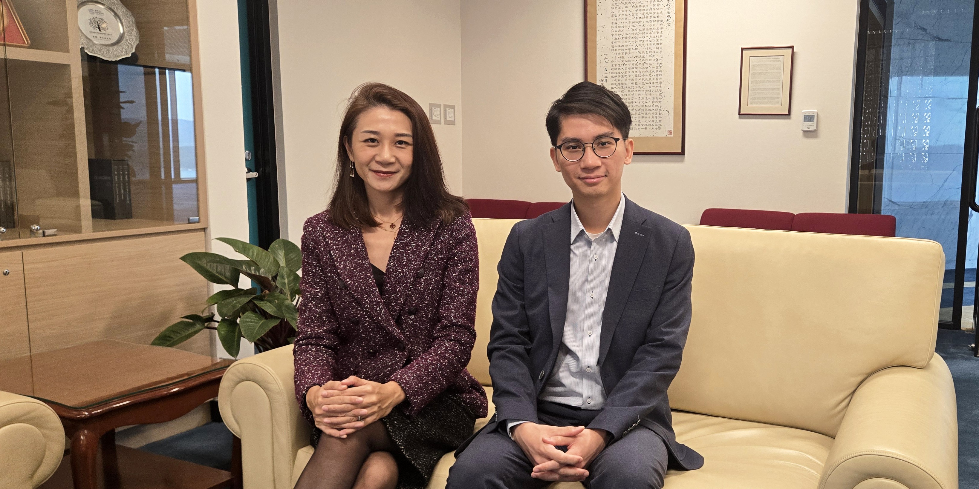 科大土木及环境工程学系陆萌茜教授（左）及博士后研究员郑达勋博士（右）的研究揭示，在未来全球温室气体排放持续高企情况下，夏季大气环流的模态将经历剧烈变化，触发更多的季节内降水骤变。 