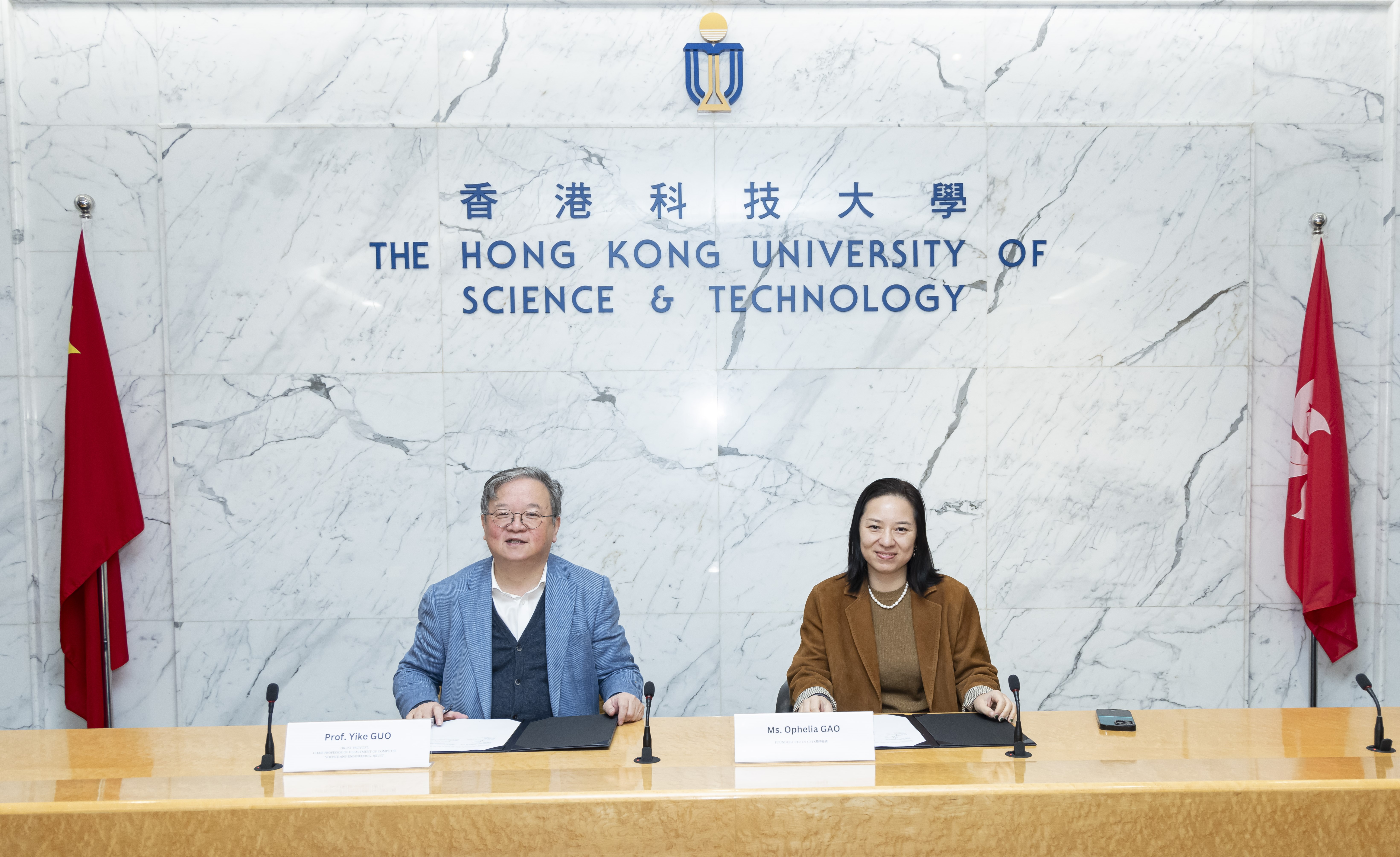 Prof. GUO Yike (left), HKUST Provost, Chair Professor of  Department of Computer Science and Engineering and GPTX Investment Management Limited CEO Ms. Ophelia GAO (right) signs the MoU, to jointly promote innovation and entrepreneurship in artificial intelligence, robotics, and healthcare.