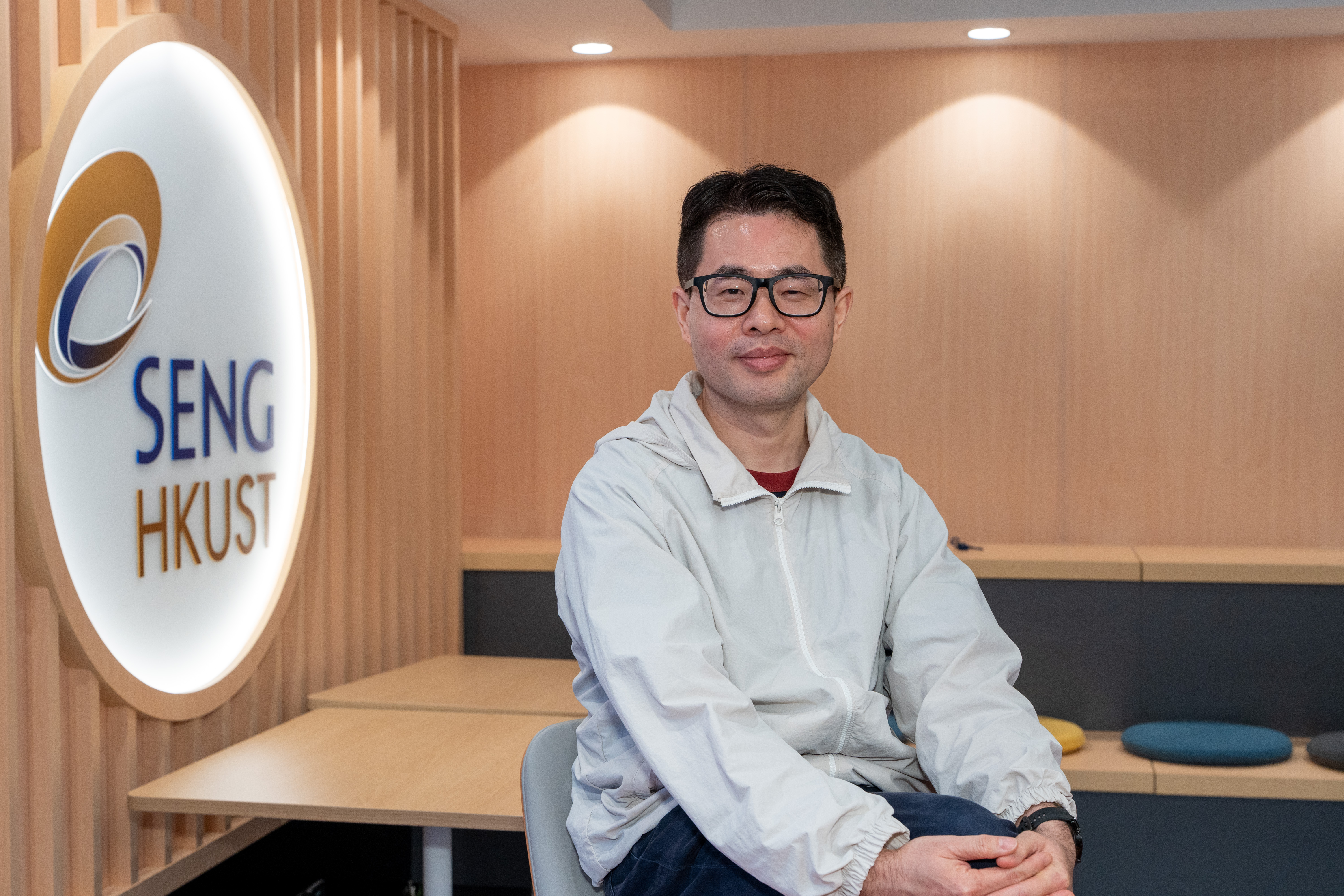 施凌教授的团队则负责确保机械人移动和操控系统实现无缝整合。