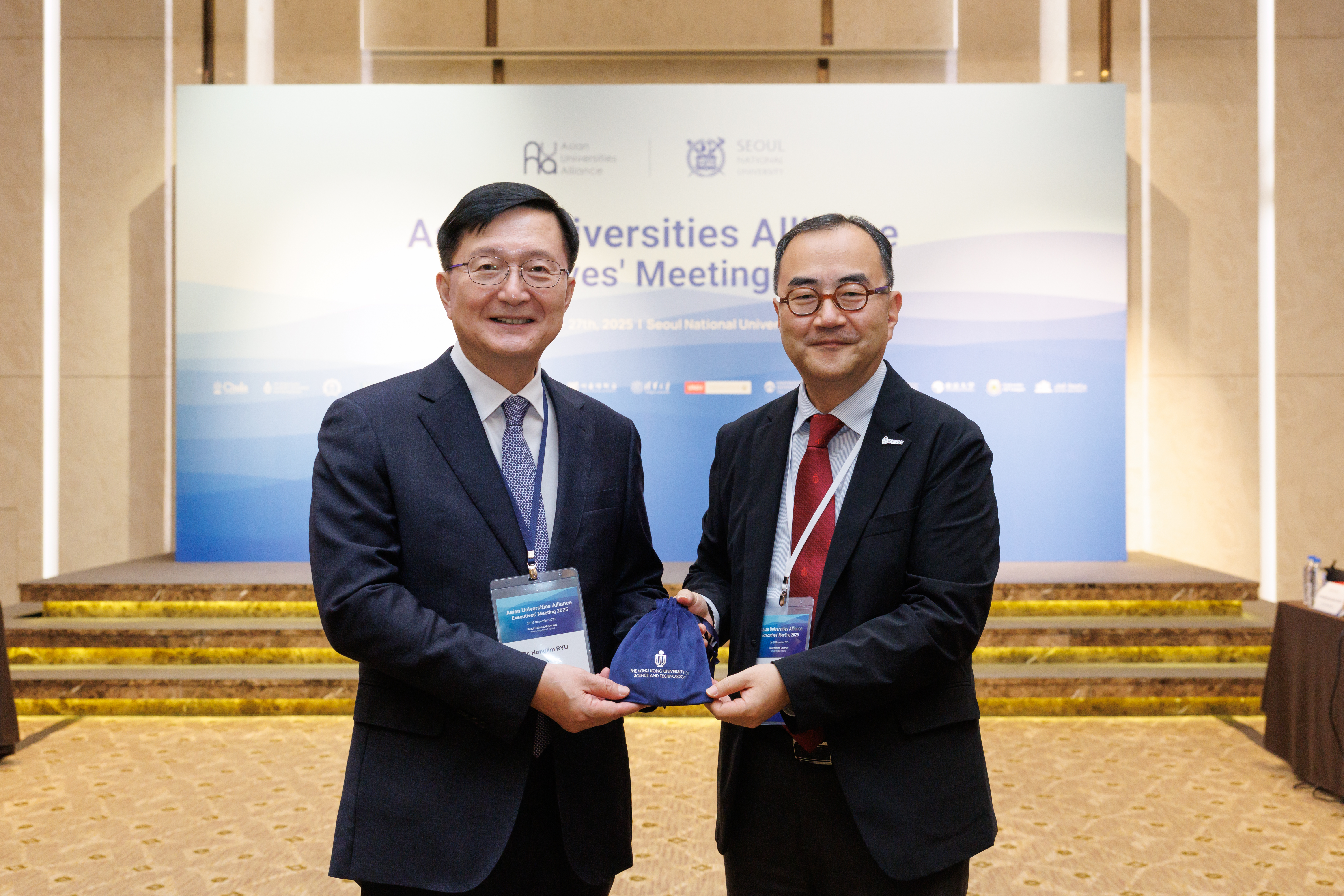 HKUST Associate Vice-President Dr. Shin Cheul KIM (right) presents a souvenir to the Seoul National University President Prof. RYU Hong-Lim (left).