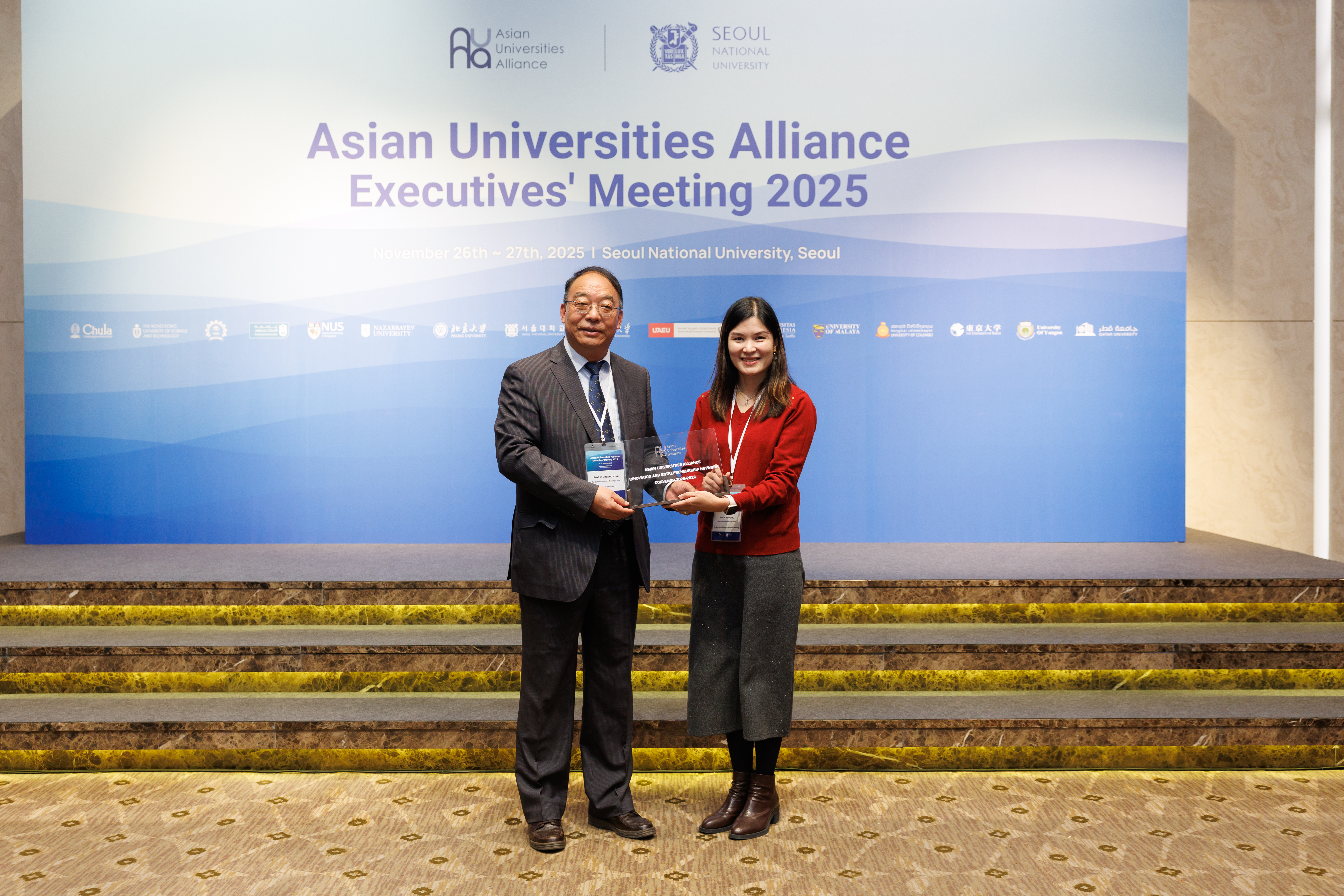 HKUST Entrepreneurship Center Director, Prof. Carrie Ling hands over the AUA I&E Network convenorship to Tsinghua University Academic Committee, Fundamental Industry Training Center Director Prof. LI Shuangshou.