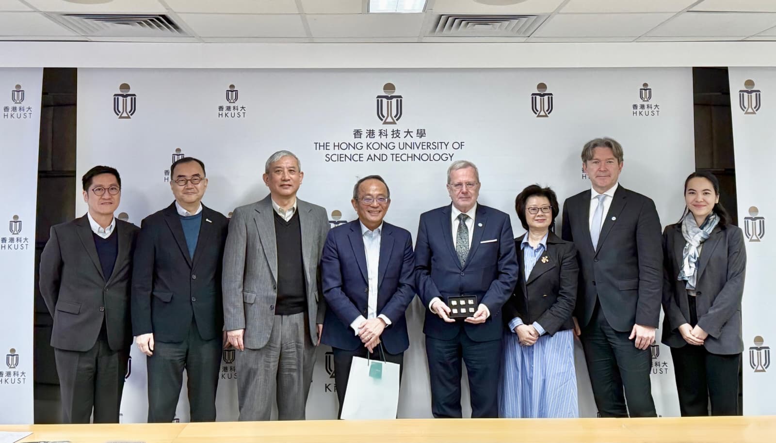 Group photo: Vice-President for Research and Development Prof. Tim CHENG (fourth left), Associate Vice-President for Research and Development (Research) Prof. Penger TONG (third left), Associate Vice-President for Research and Development (Knowledge Transfer) Dr. Shin Cheul KIM, (second left), HUN-REN President Prof. Balázs GULYÁS, (fourth right), Chief Executive Officer Mr. Roland JAKAB (second right) and International Scientific Secretary Ms. Barbara Ning BÁLINT (third right).
