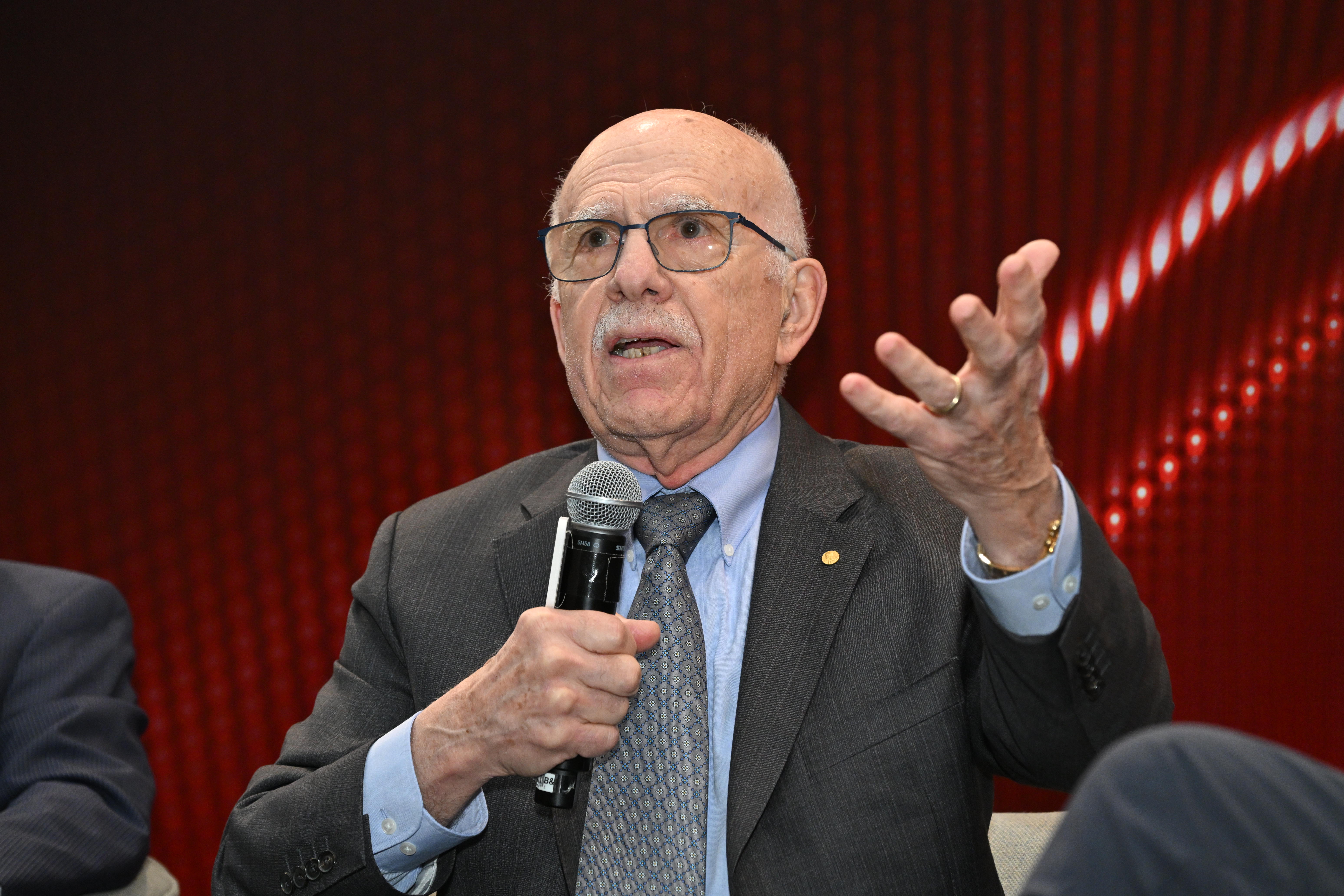 Prof. Ignarro emphasizes the importance of curiosity in scientific research and encouraged researchers to embrace innovative thinking and forge their own paths.