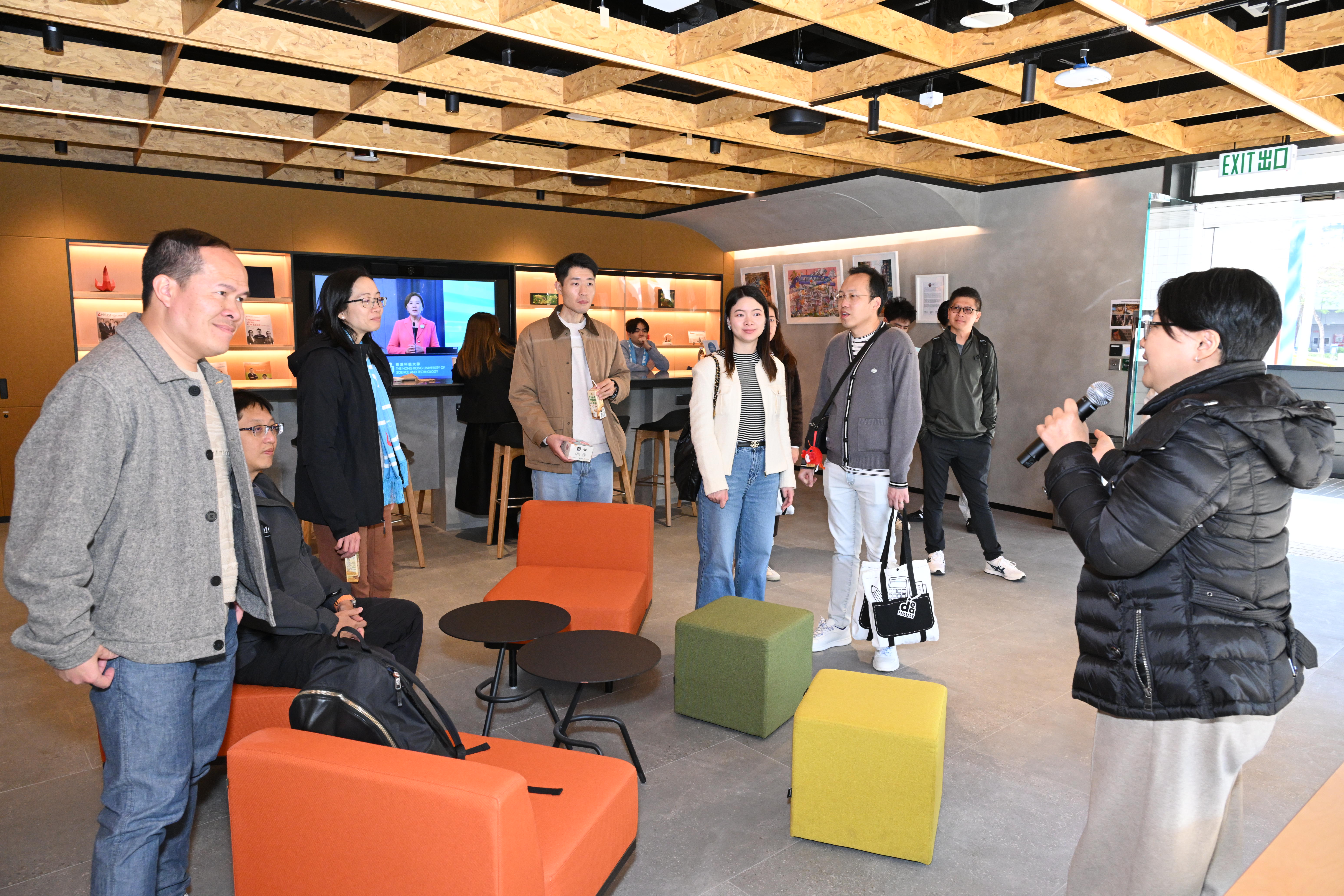 校友參觀新落成的科大校友中心。