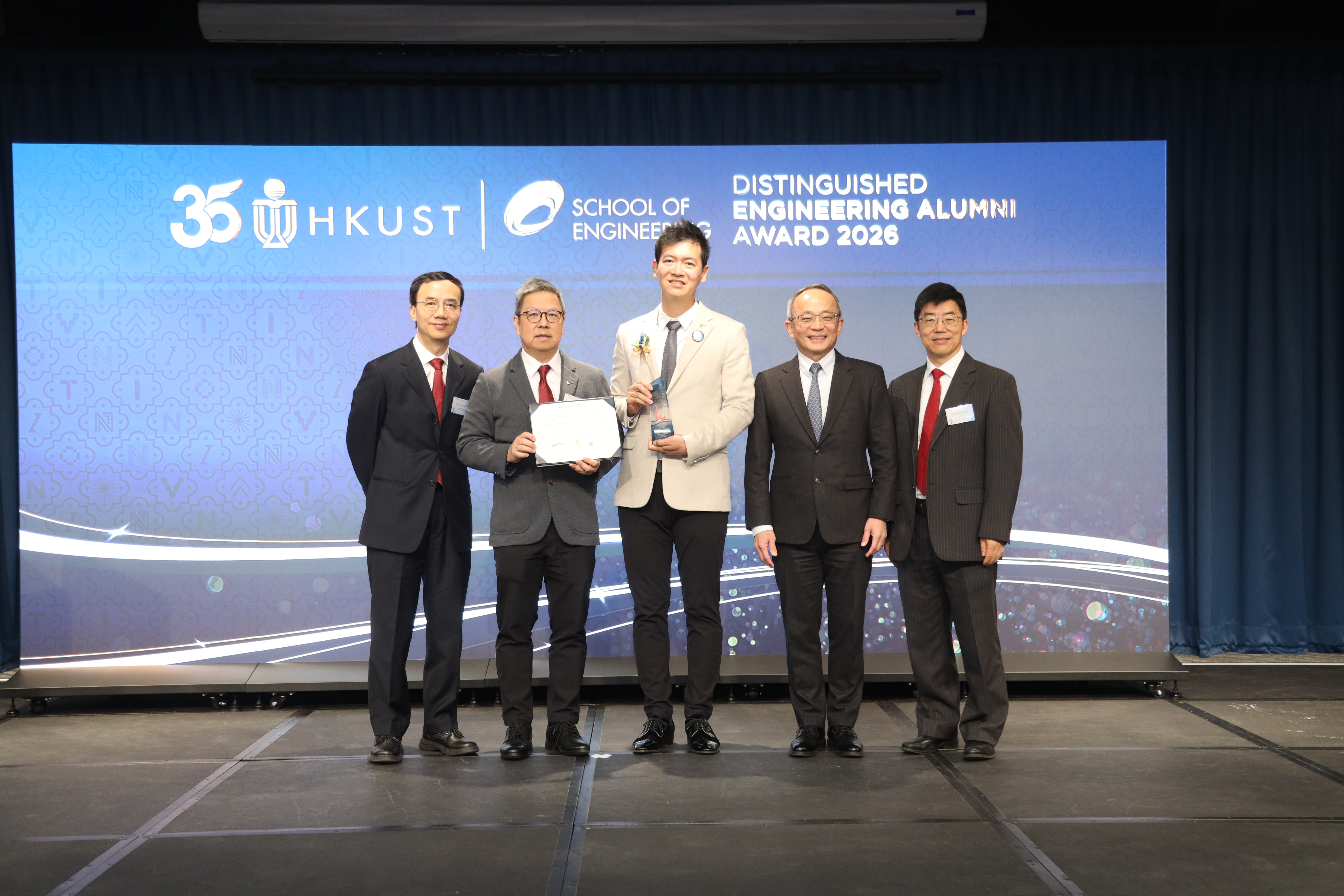 得獎者曾建中先生（中）、副校長（研究及發展）鄭光廷教授（右二）、協理副校長（教學）馮志雄教授（左一）、工學院院長羅康錦教授（左二）及土木及環境工程學系系主任及講座教授張利民（右一）。